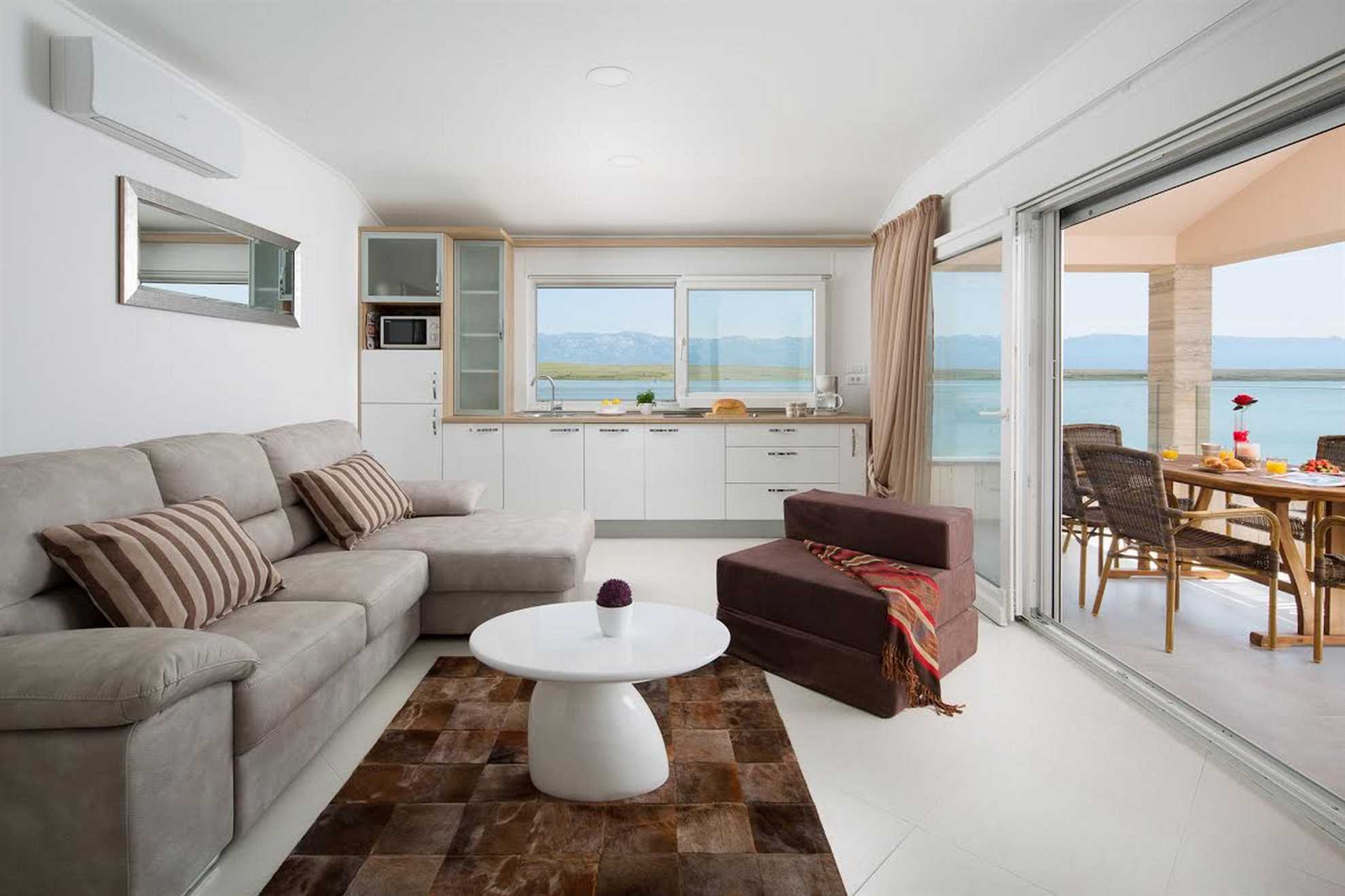 50 m² apartment for 2-4 pers. | Air conditioning, satellite TV, internet | Sea view
