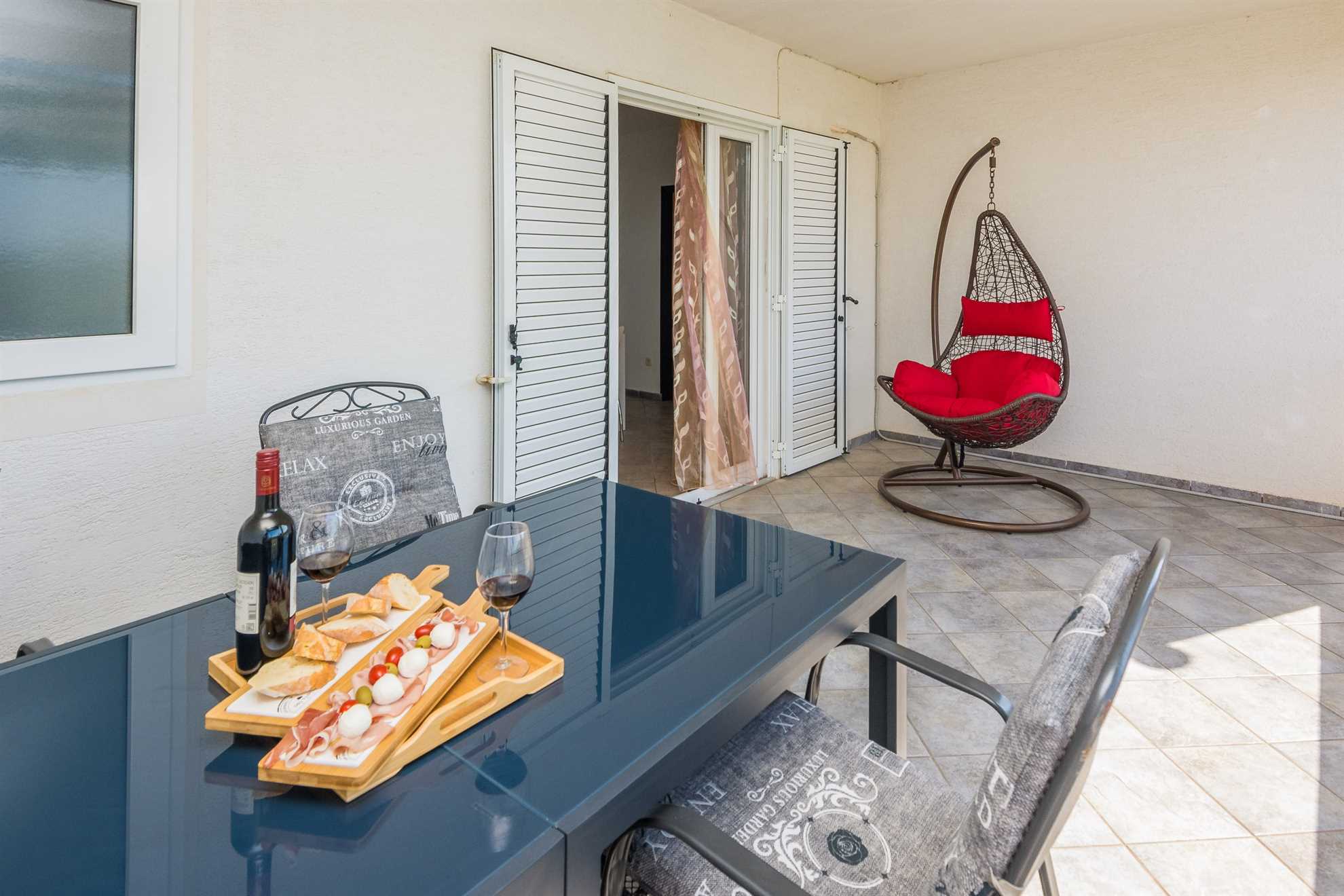 Ideal for 4 persons | Partial sea view