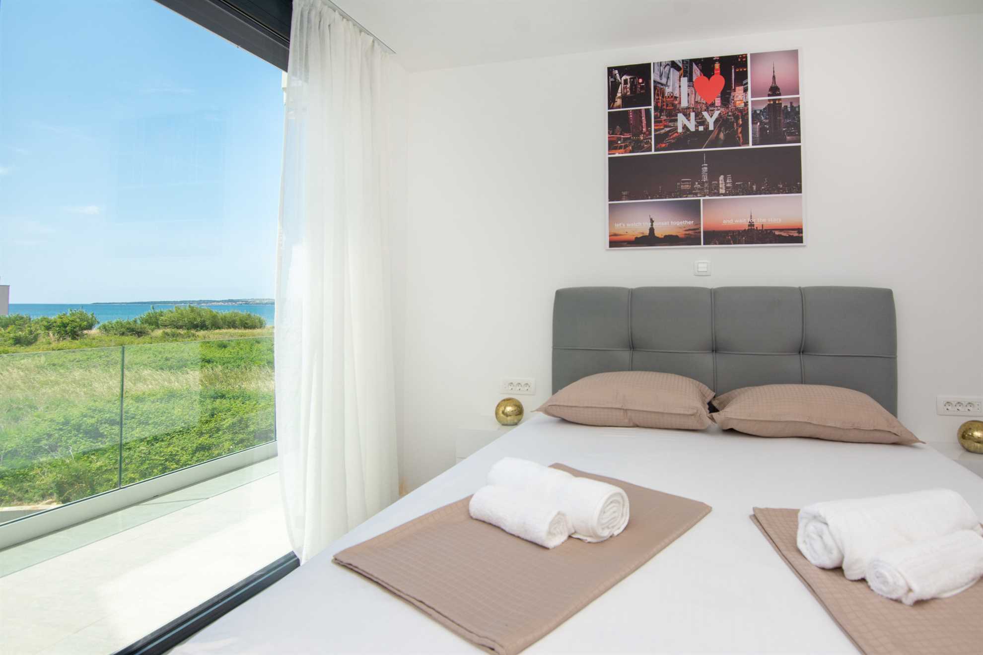 Luxorious villa with sea view | for 8 persons | 200 m from the sea