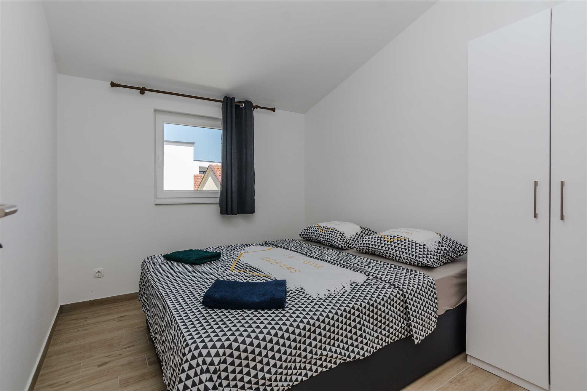 Partial sea view | WiFi, air conditioning, parking | for 4 persons