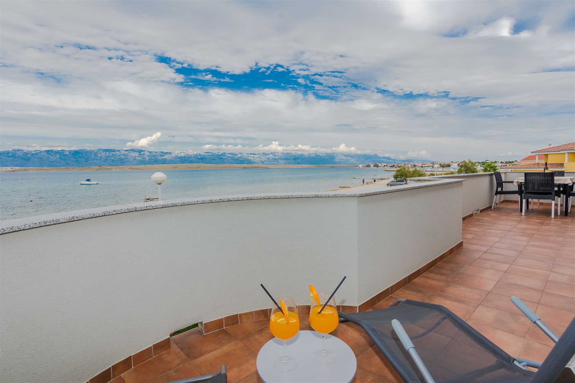 Beachfront | 20 m from the beach | 4-5 persons