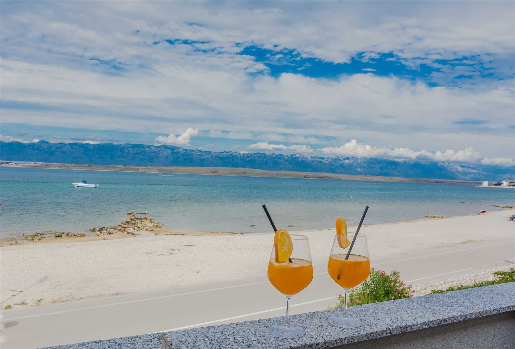 Beachfront | 20 m from the beach | 4-5 persons
