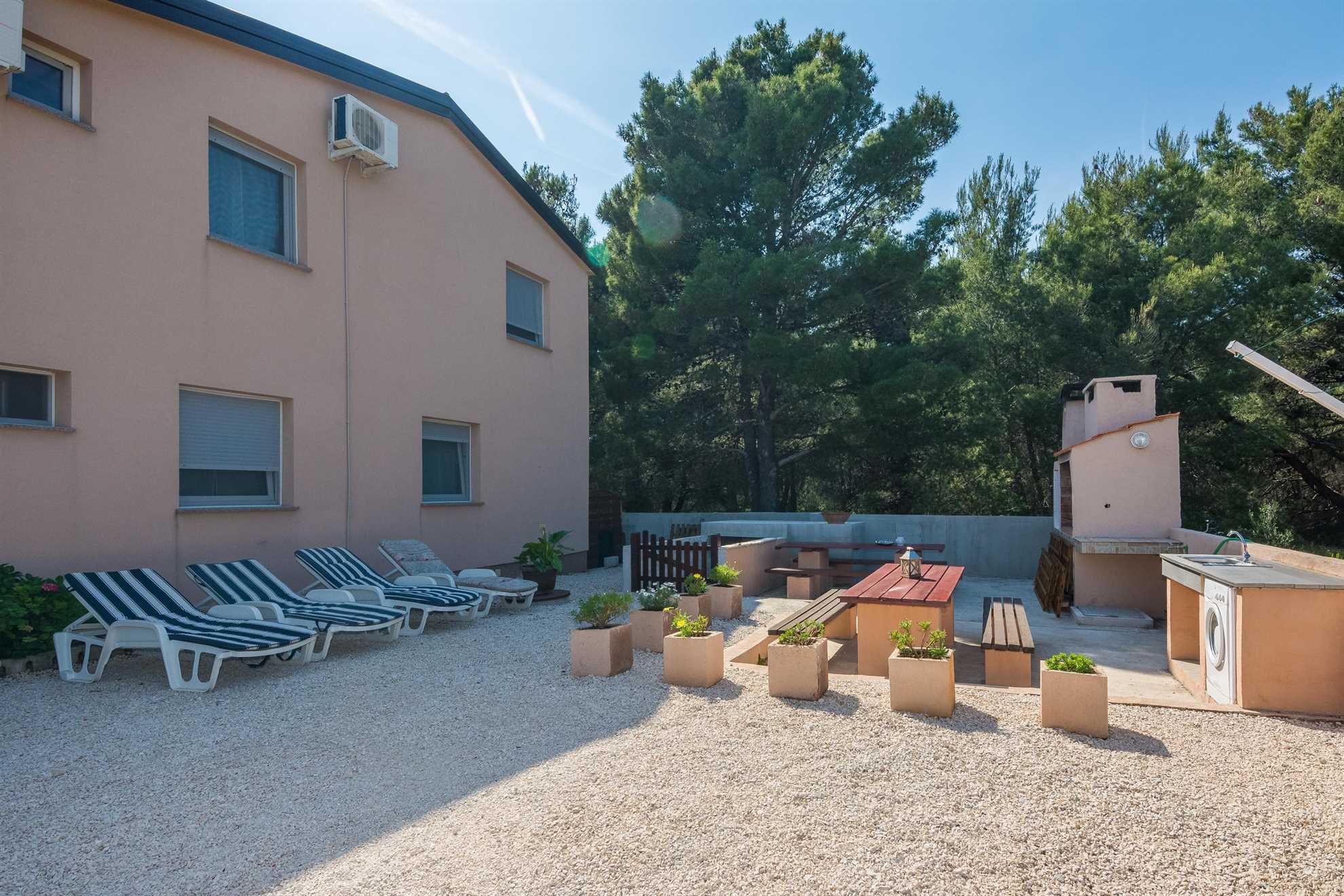 Apartment for 4 persons | Air conditioning, satellite TV, internet, BBQ