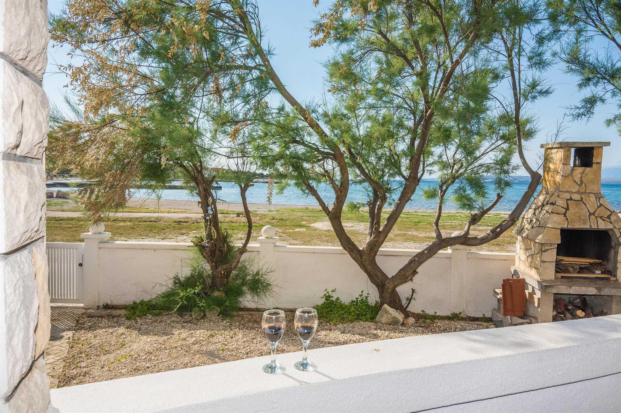 Beachfront | 20 m from the beach | 2-4 persons