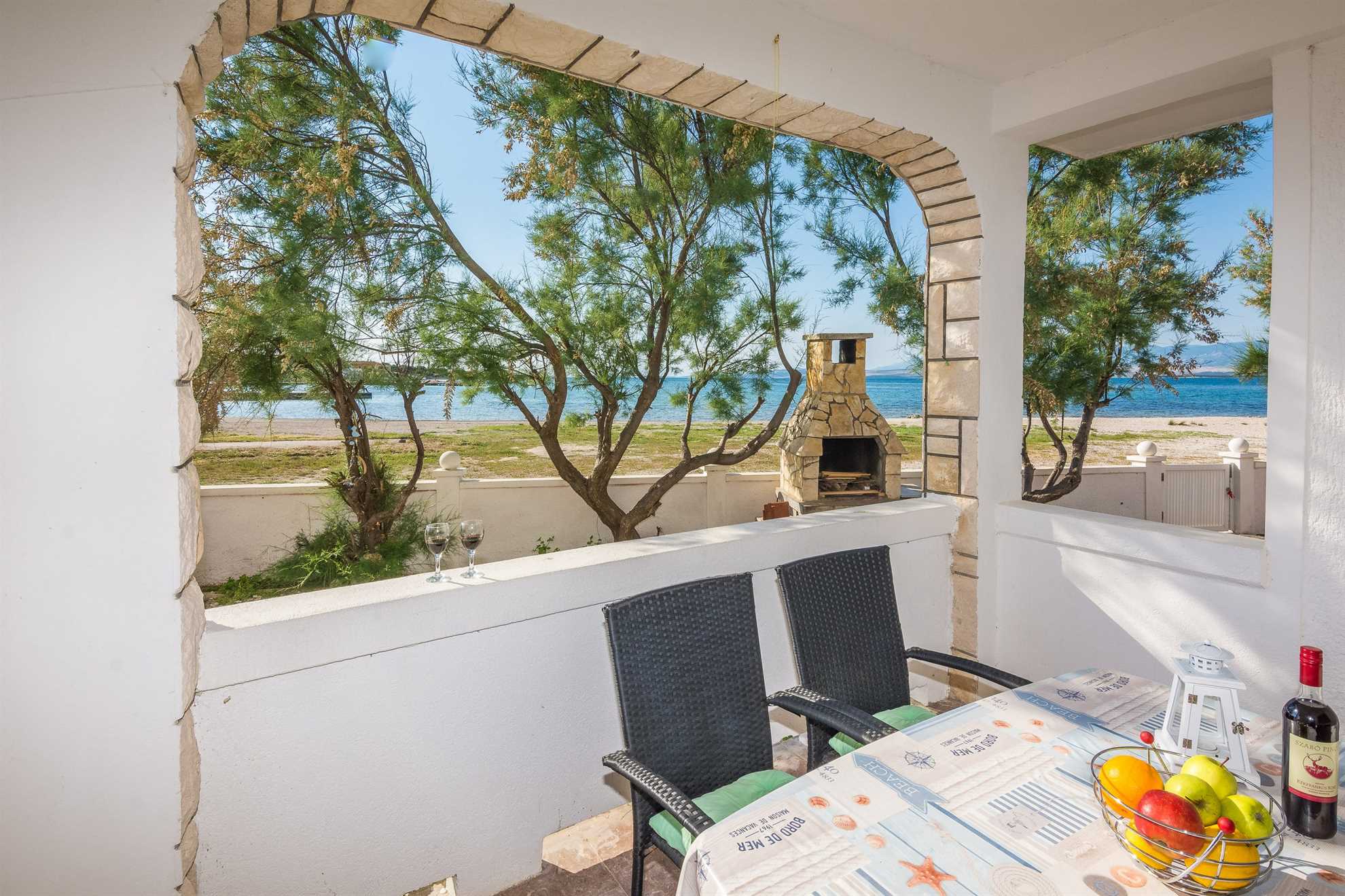 Beachfront | 20 m from the beach | 2-4 persons