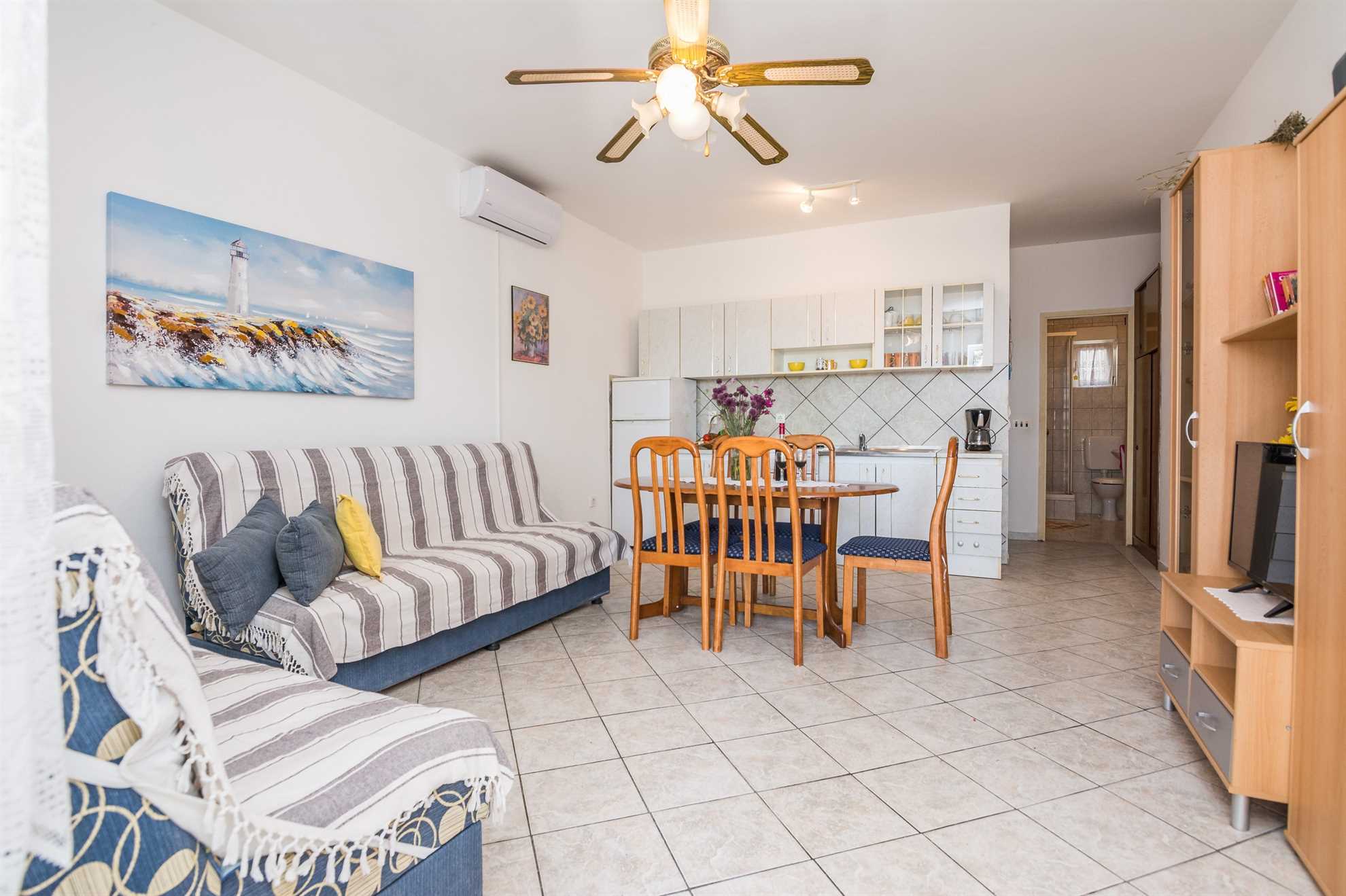 Beachfront | 20 m from the beach | 2-4 persons