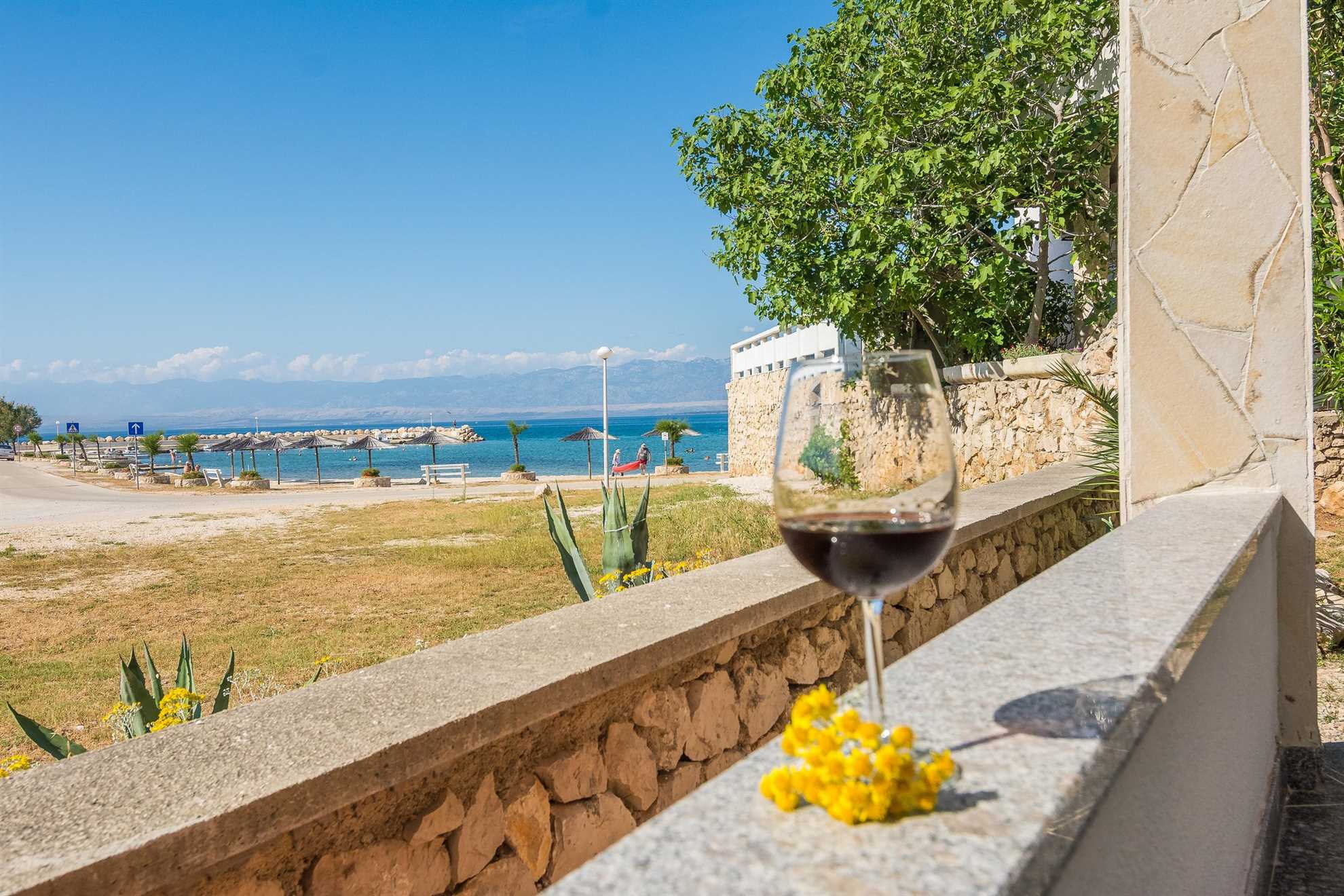 Apartment with sea view | for 4 persons | 20 m from beach