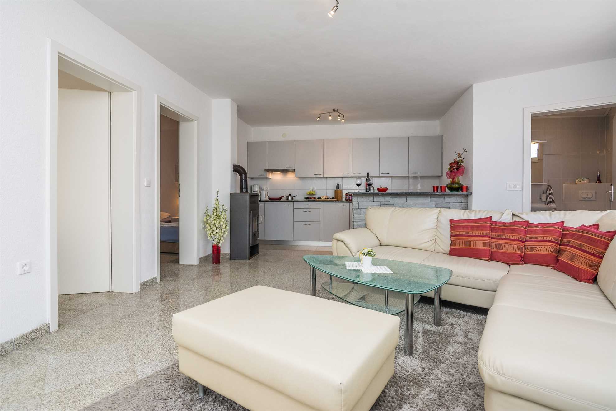 Apartment with sea view | for 4 persons | 20 m from beach