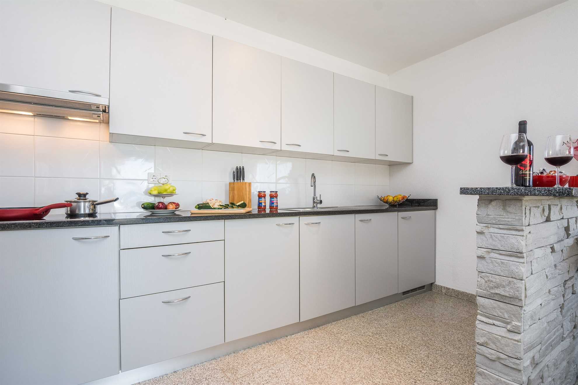 Apartment with sea view | for 4 persons | 20 m from beach