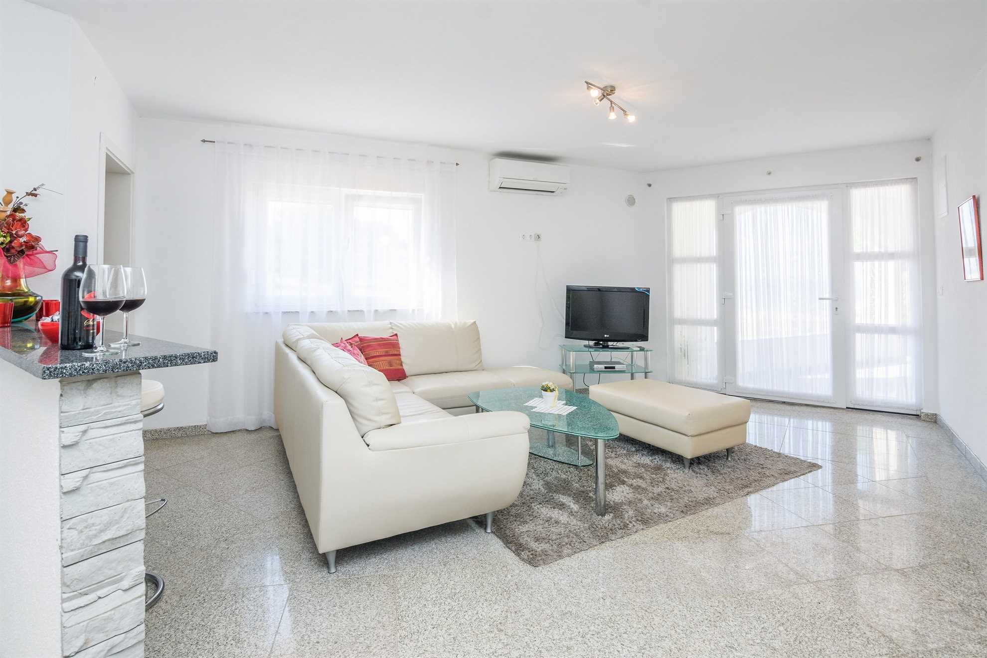 Apartment with sea view | for 4 persons | 20 m from beach