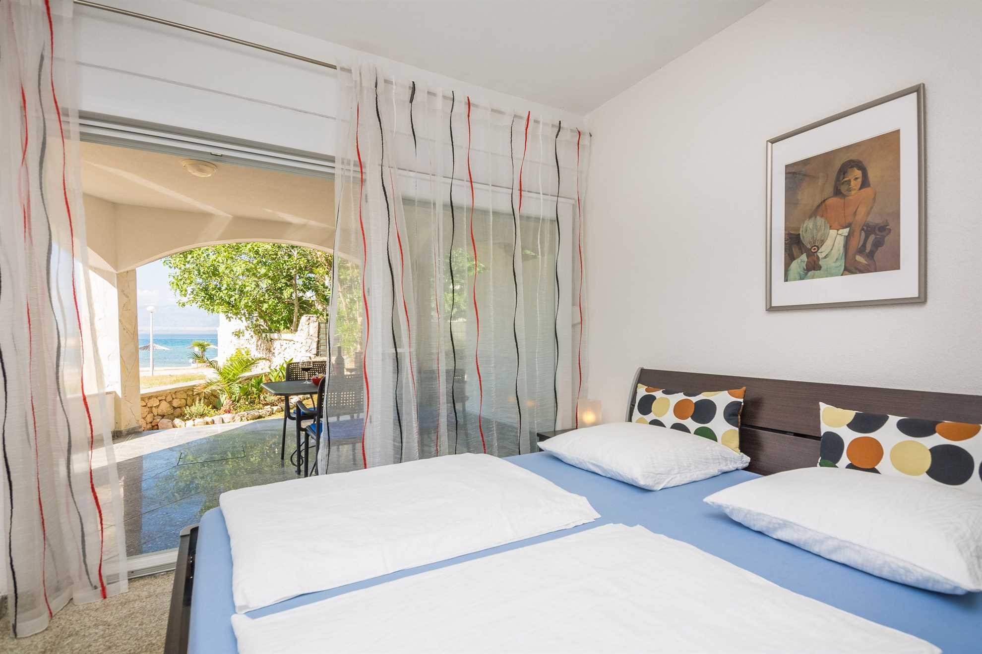 Apartment with sea view | for 4 persons | 20 m from beach