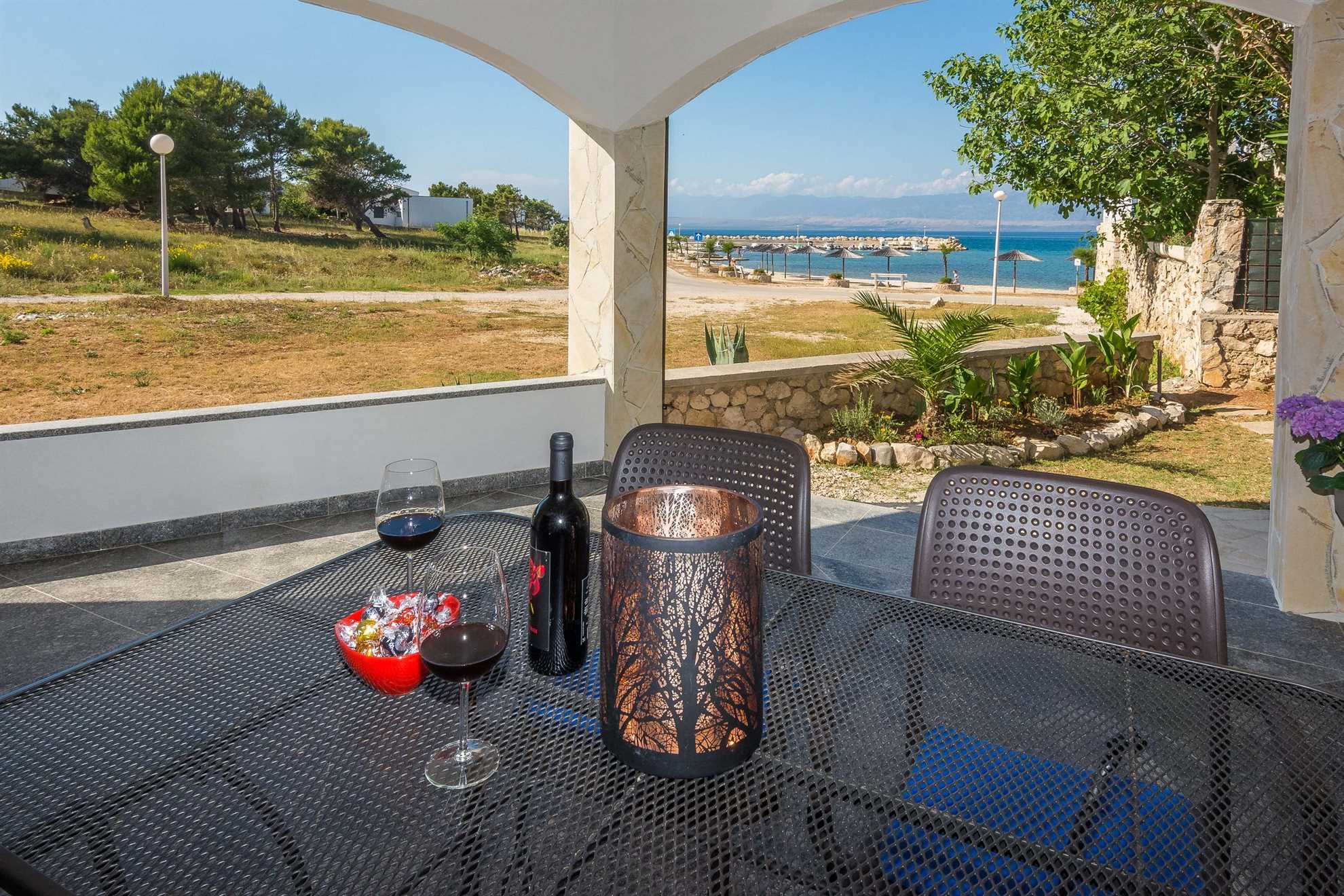 Apartment with sea view | for 4 persons | 20 m from beach