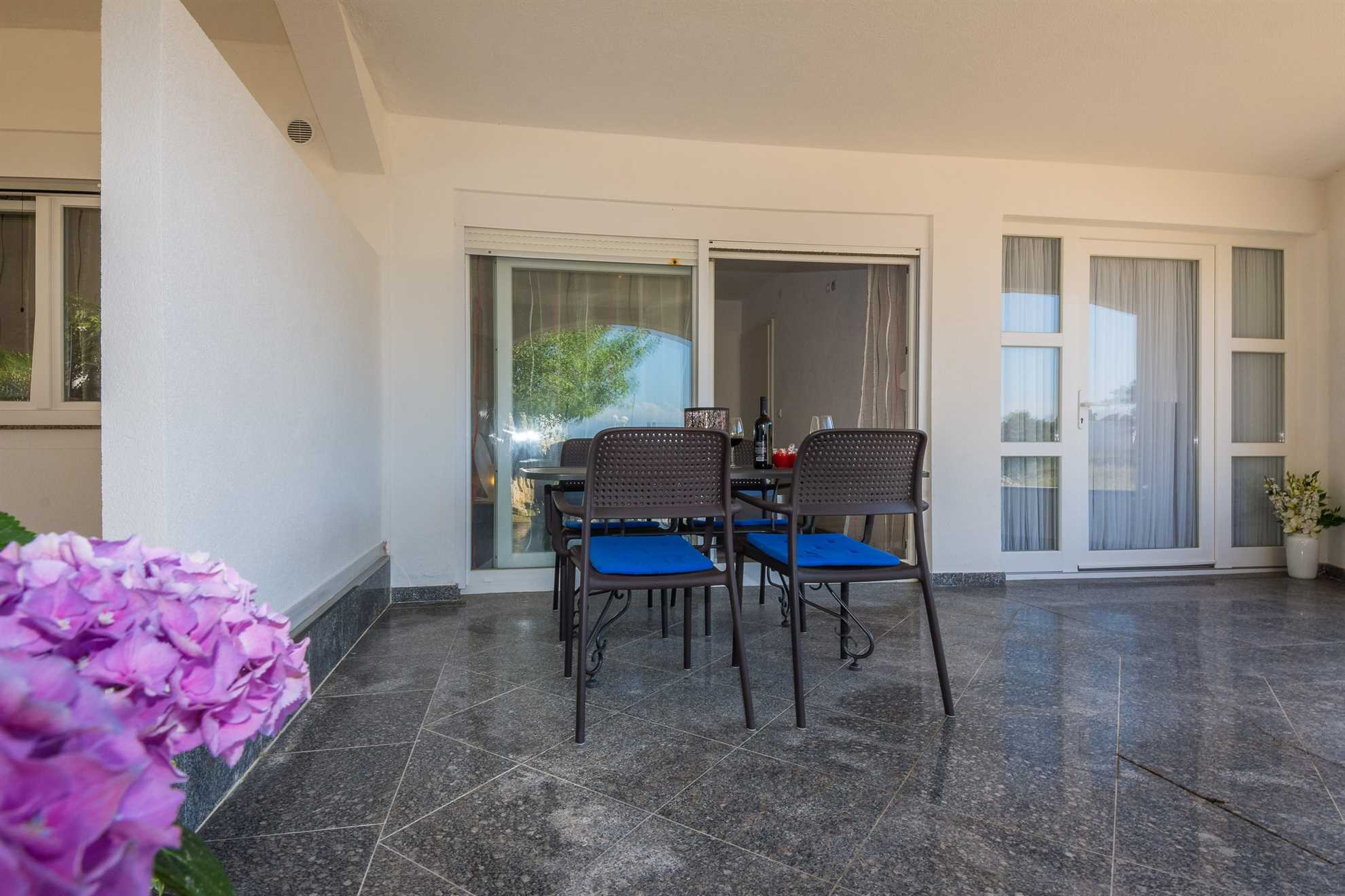 Apartment with sea view | for 4 persons | 20 m from beach