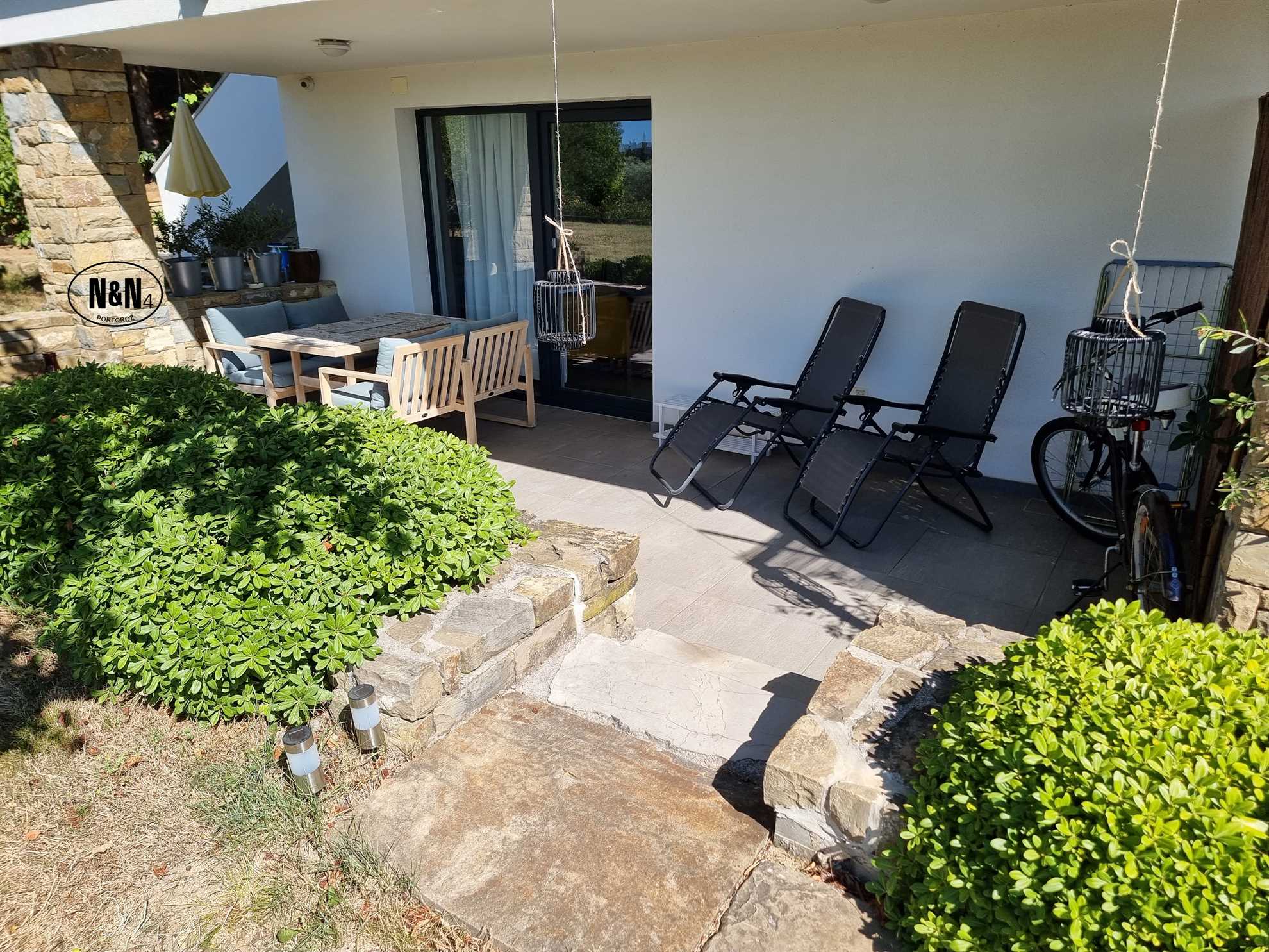 Deluxe One Bedroom Apartment with terrace N&N4
