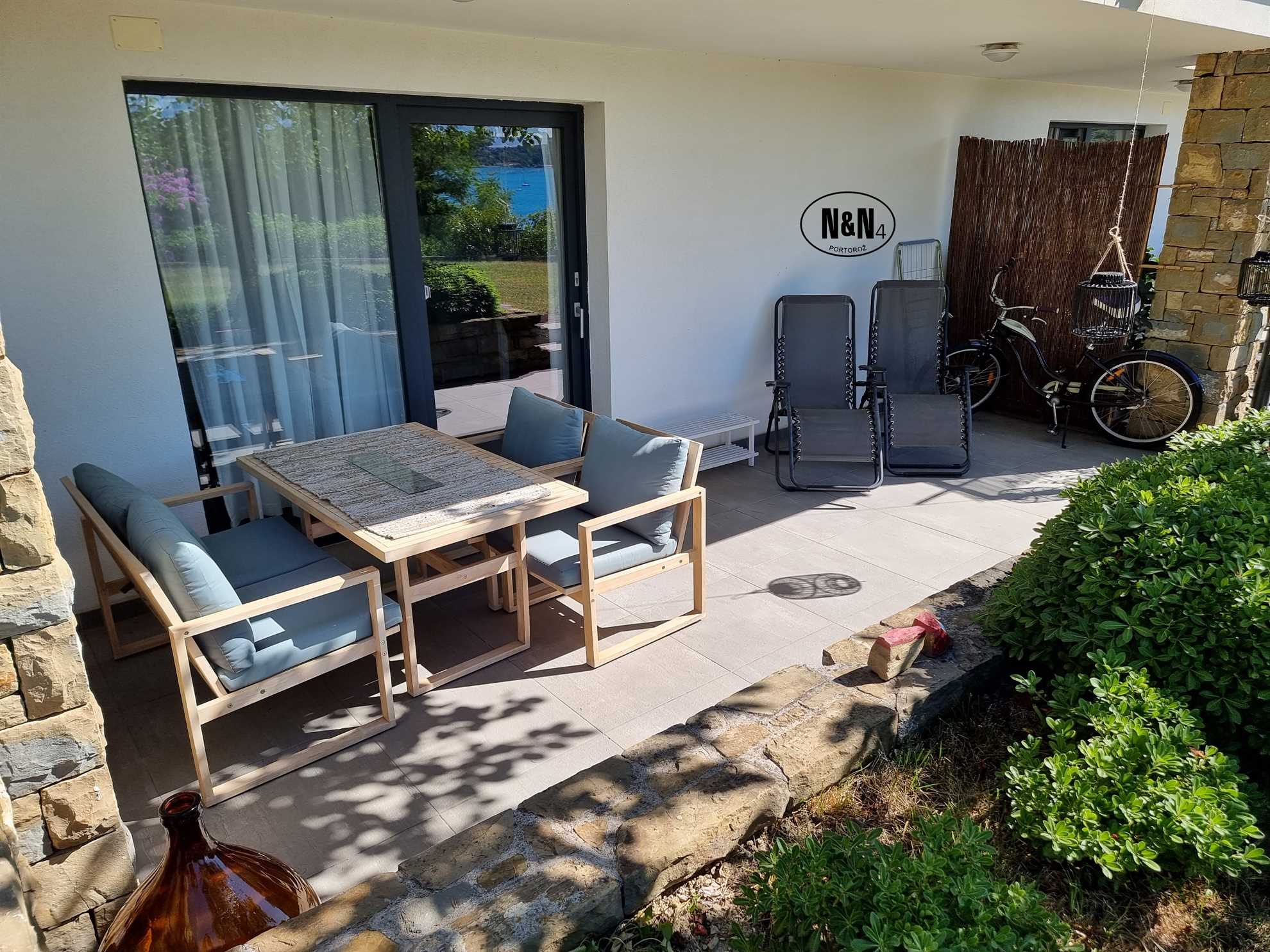 Deluxe One Bedroom Apartment with terrace N&N4