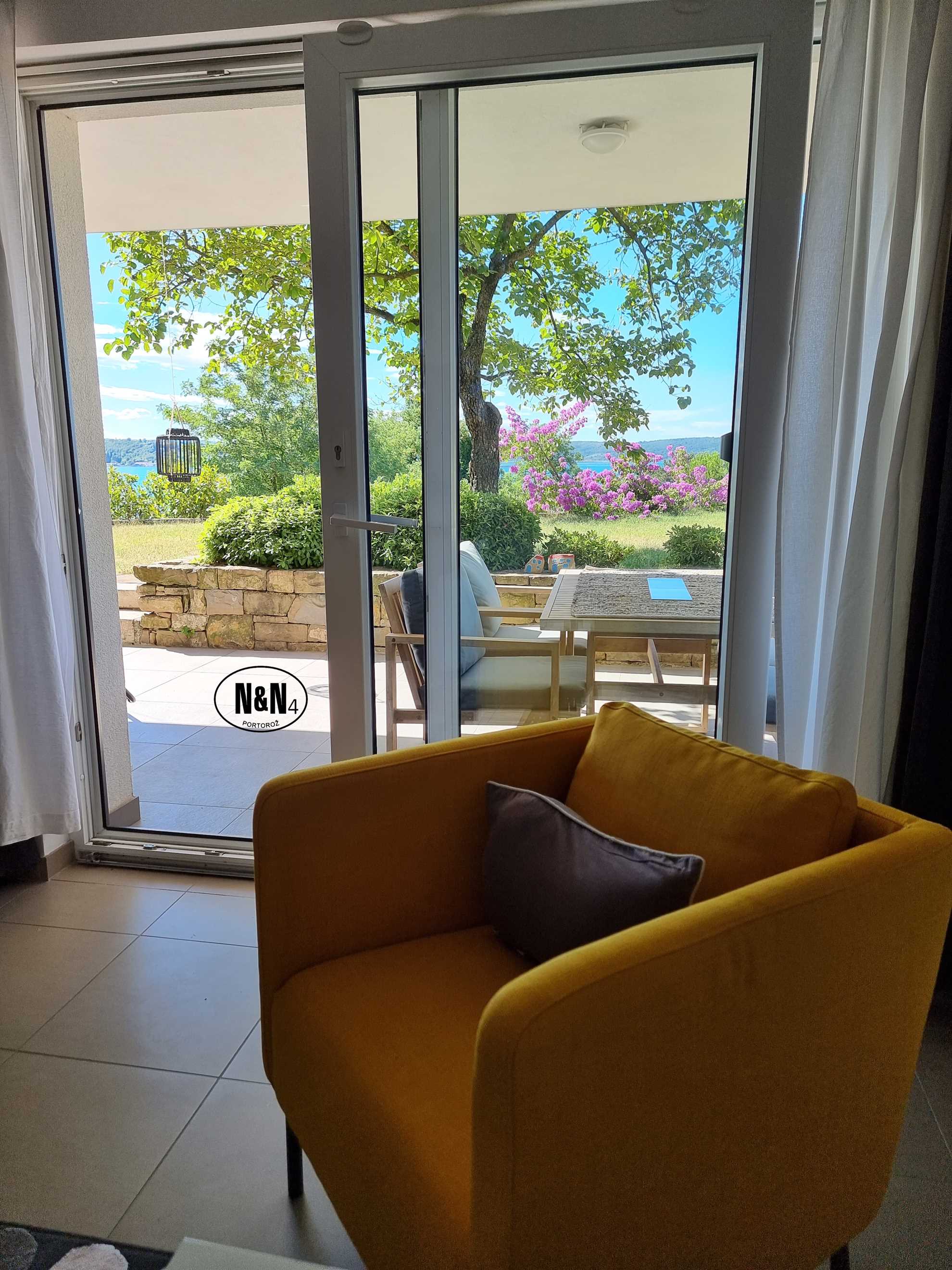 Deluxe One Bedroom Apartment with terrace N&N4