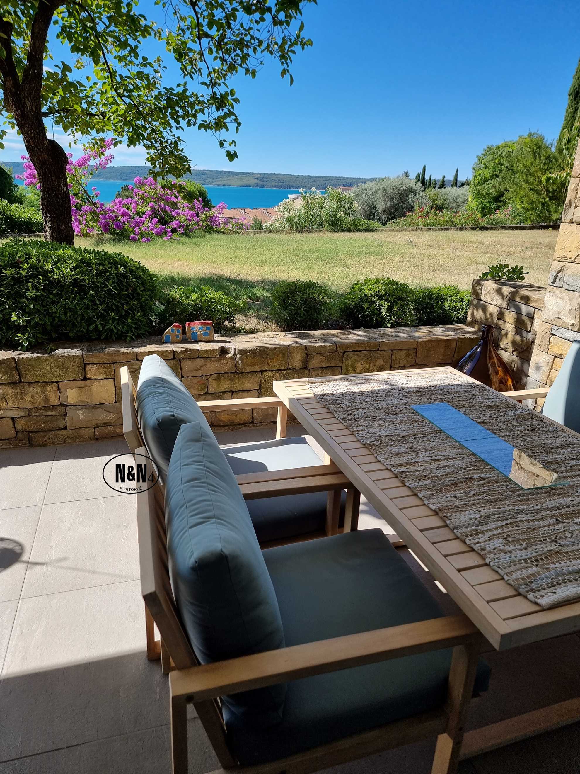 Deluxe One Bedroom Apartment with terrace N&N4