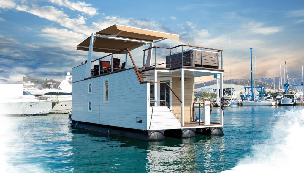 Adela Floating House