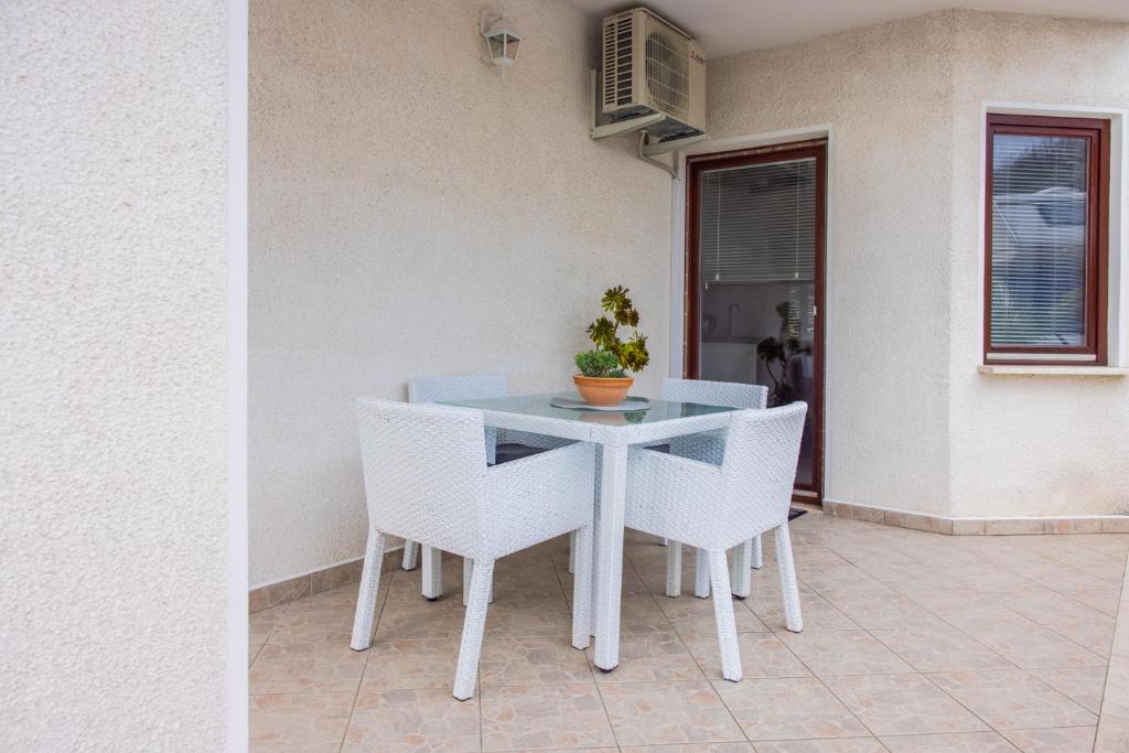 Two Bedroom Apartment Olive Oil Homestead Milok