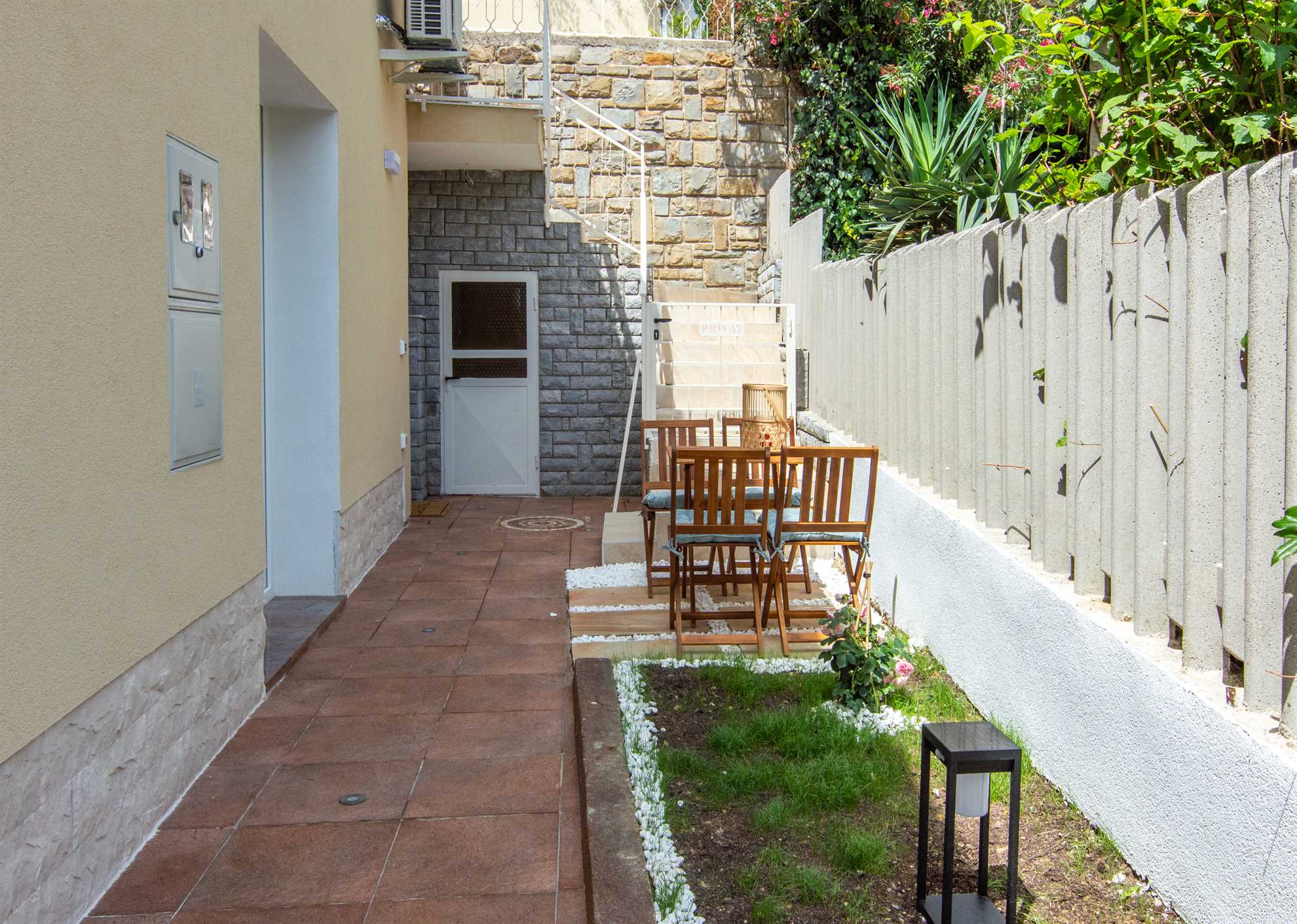 One Bedroom Apartment with terrace Rose Garden