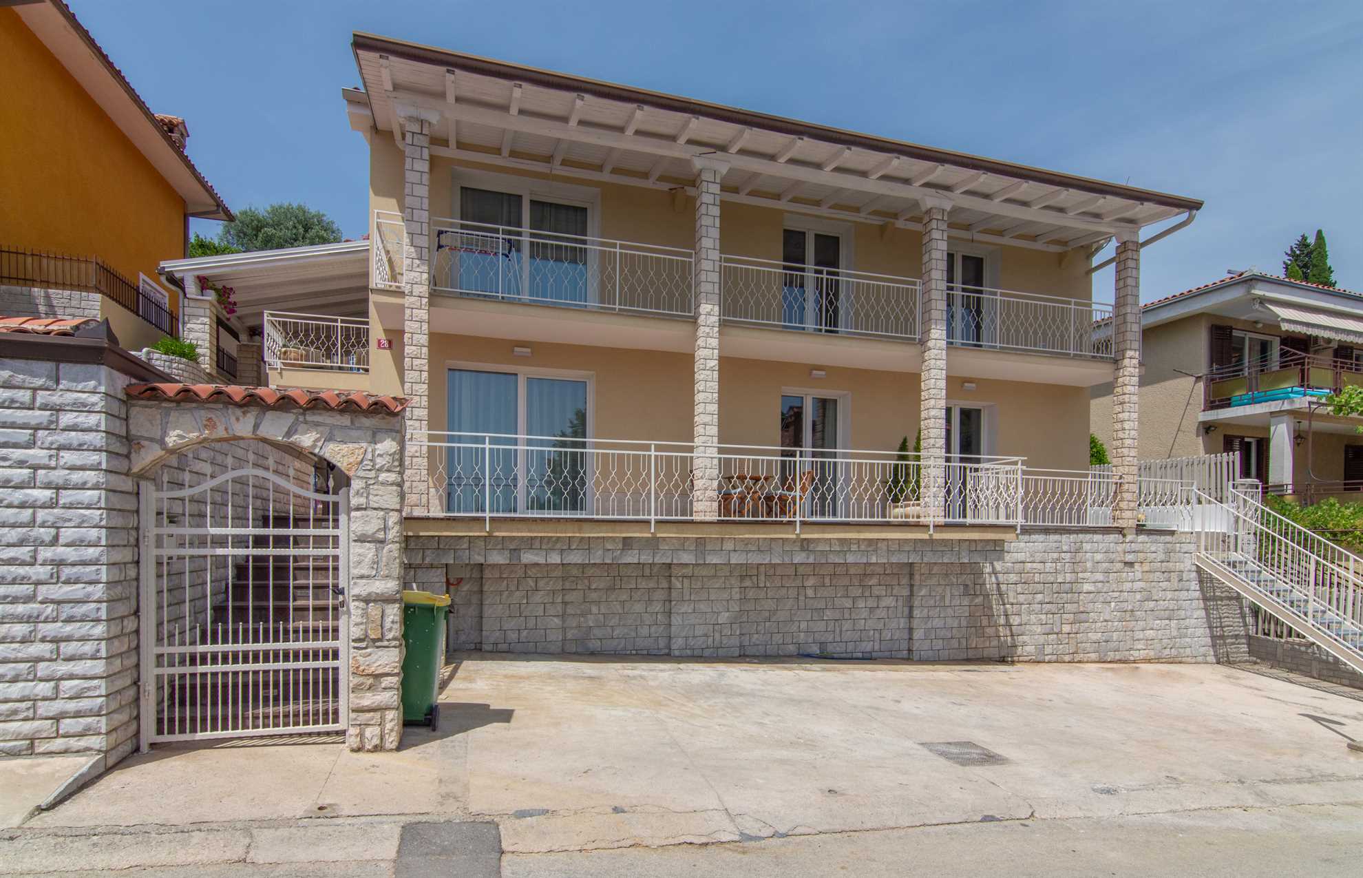 One Bedroom Apartment with terrace Rose Garden