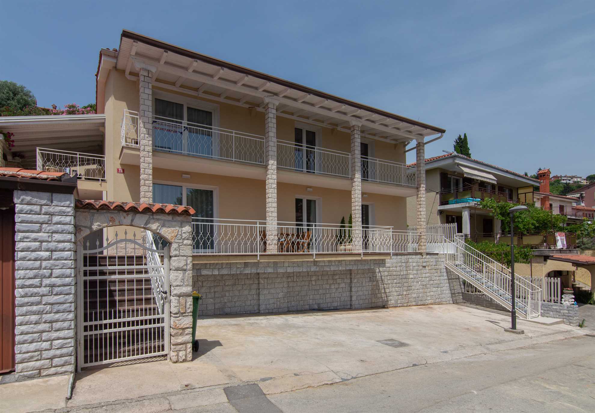 Two Bedroom Apartment with terrace Rose Garden
