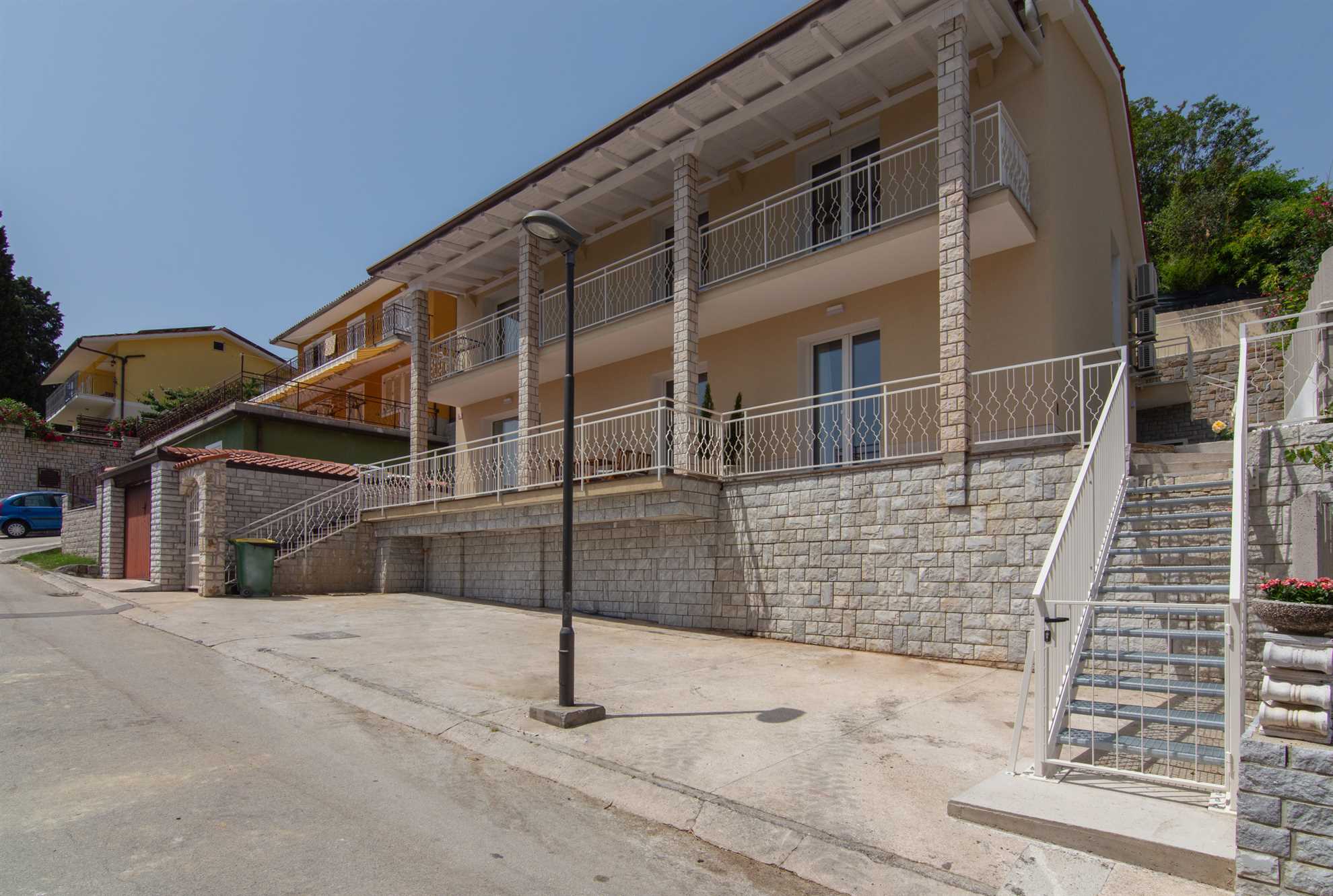 Two Bedroom Apartment with terrace Rose Garden