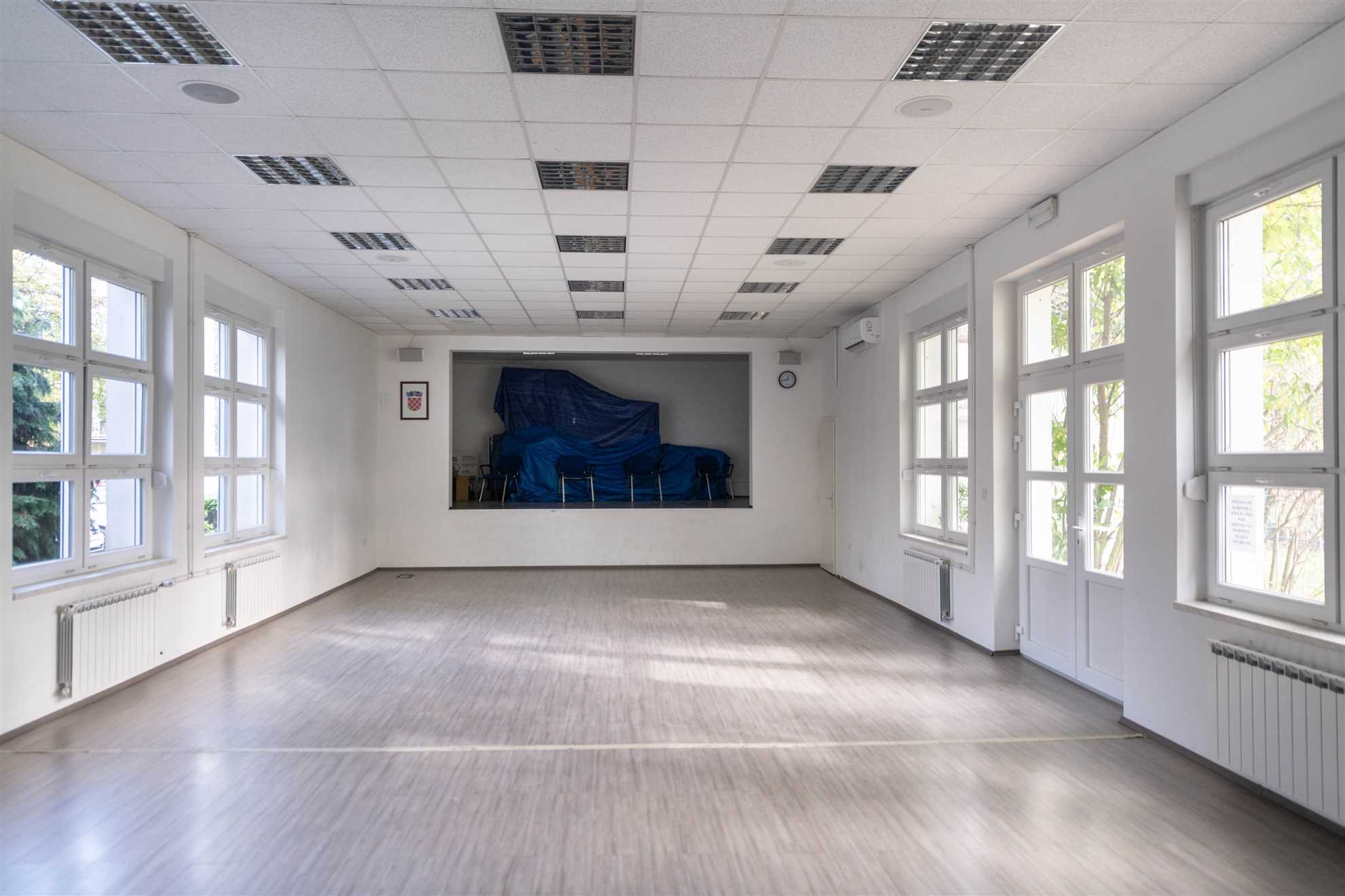 Zapruđe - Dvorana velika (Meštrovićev trg 1g, Zagreb, Croatia)