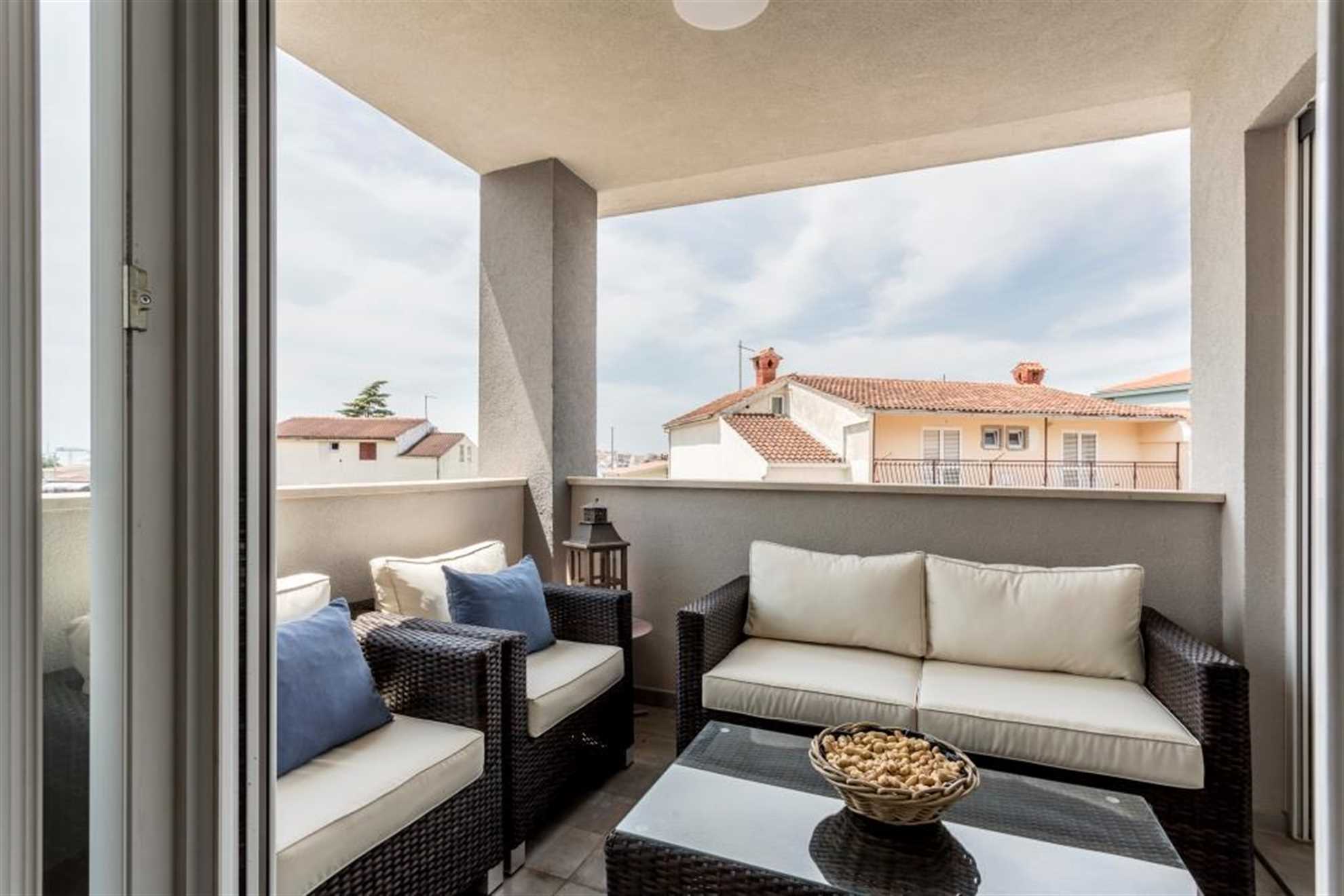 Beach residence with pool and sea view - Penthouse apartment H6