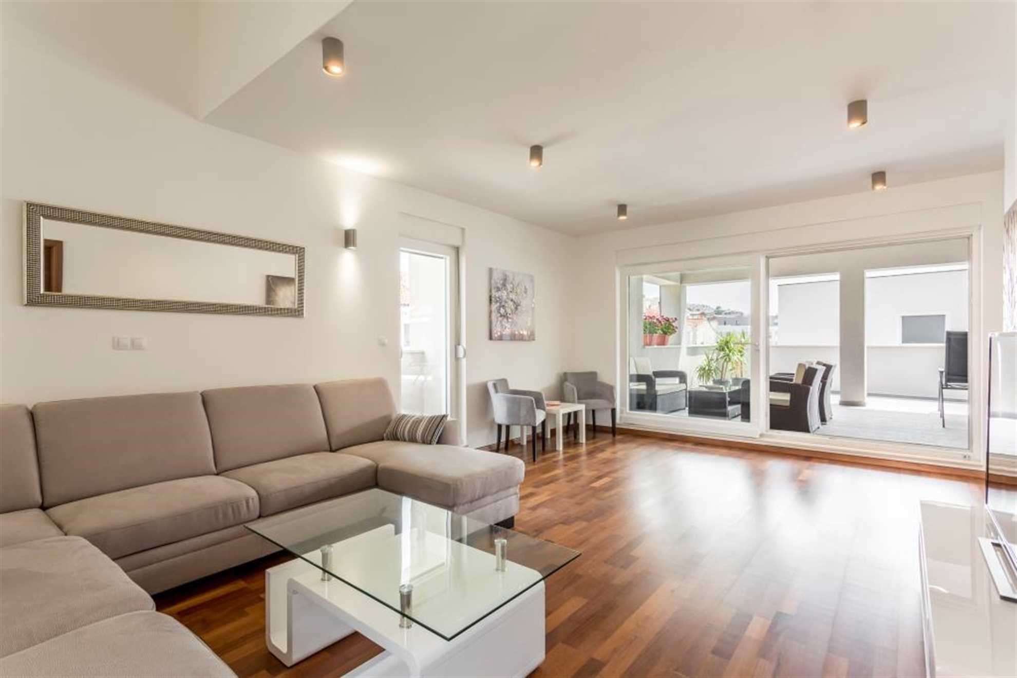 Beach residence with pool and sea view - Penthouse apartment H7