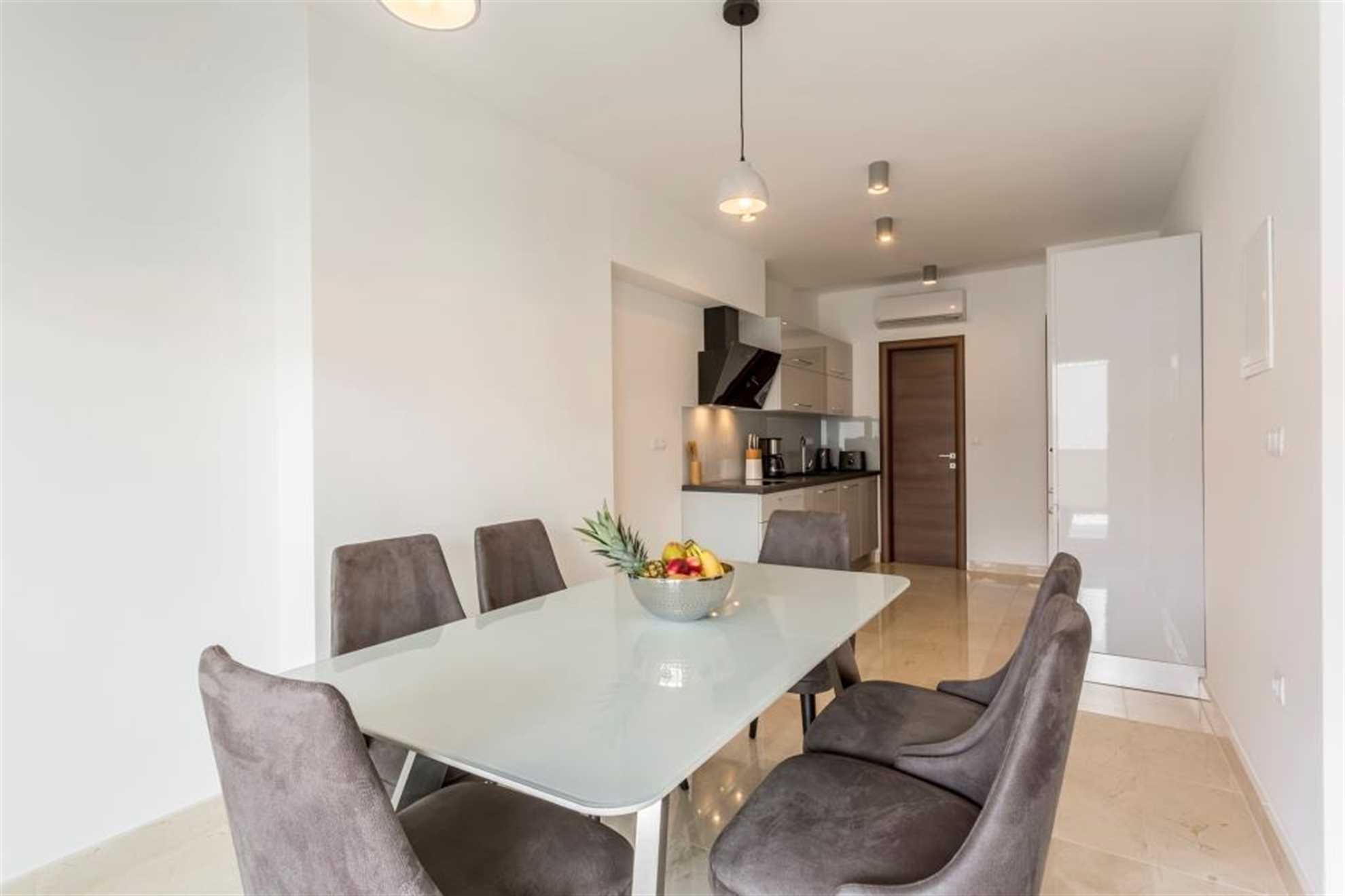 Beach residence with pool and sea view - Penthouse apartment H7