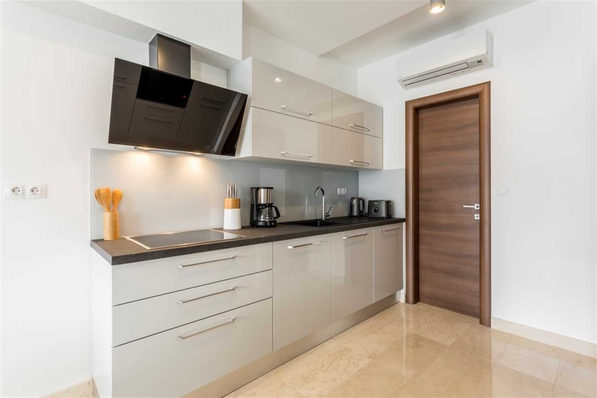 Beach residence with pool and sea view - Penthouse apartment H7