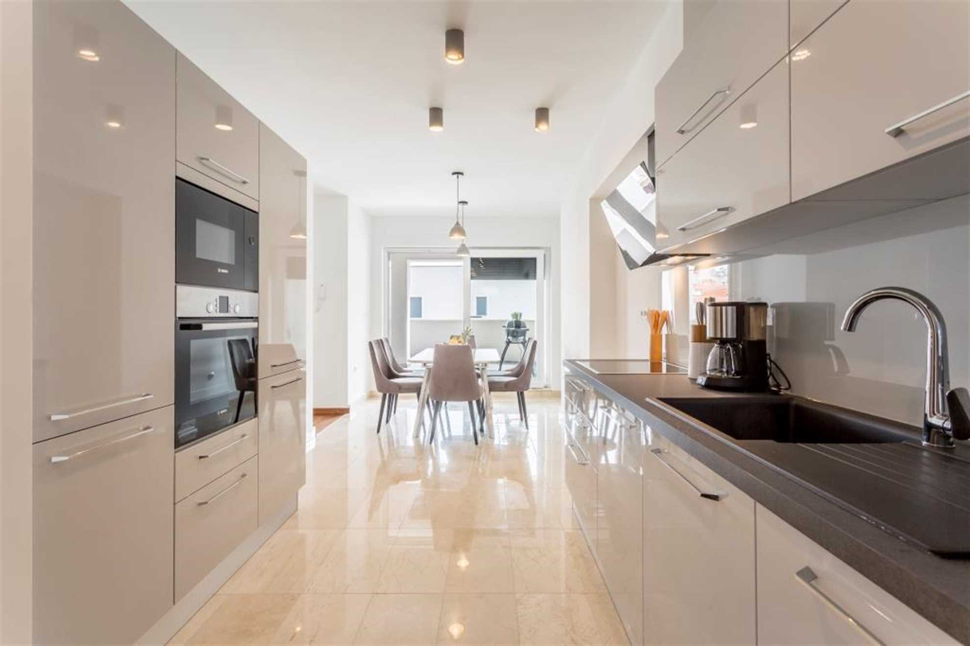 Beach residence with pool and sea view - Penthouse apartment H7