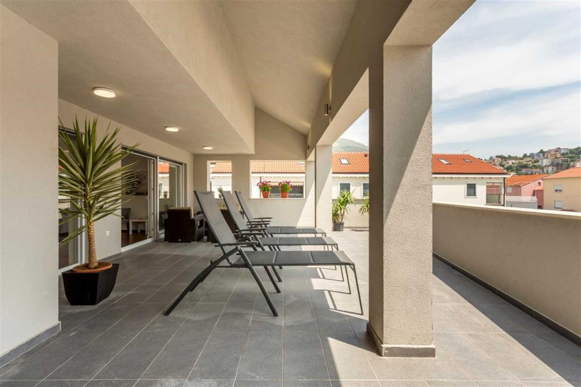 Beach residence with pool and sea view - Penthouse apartment H7