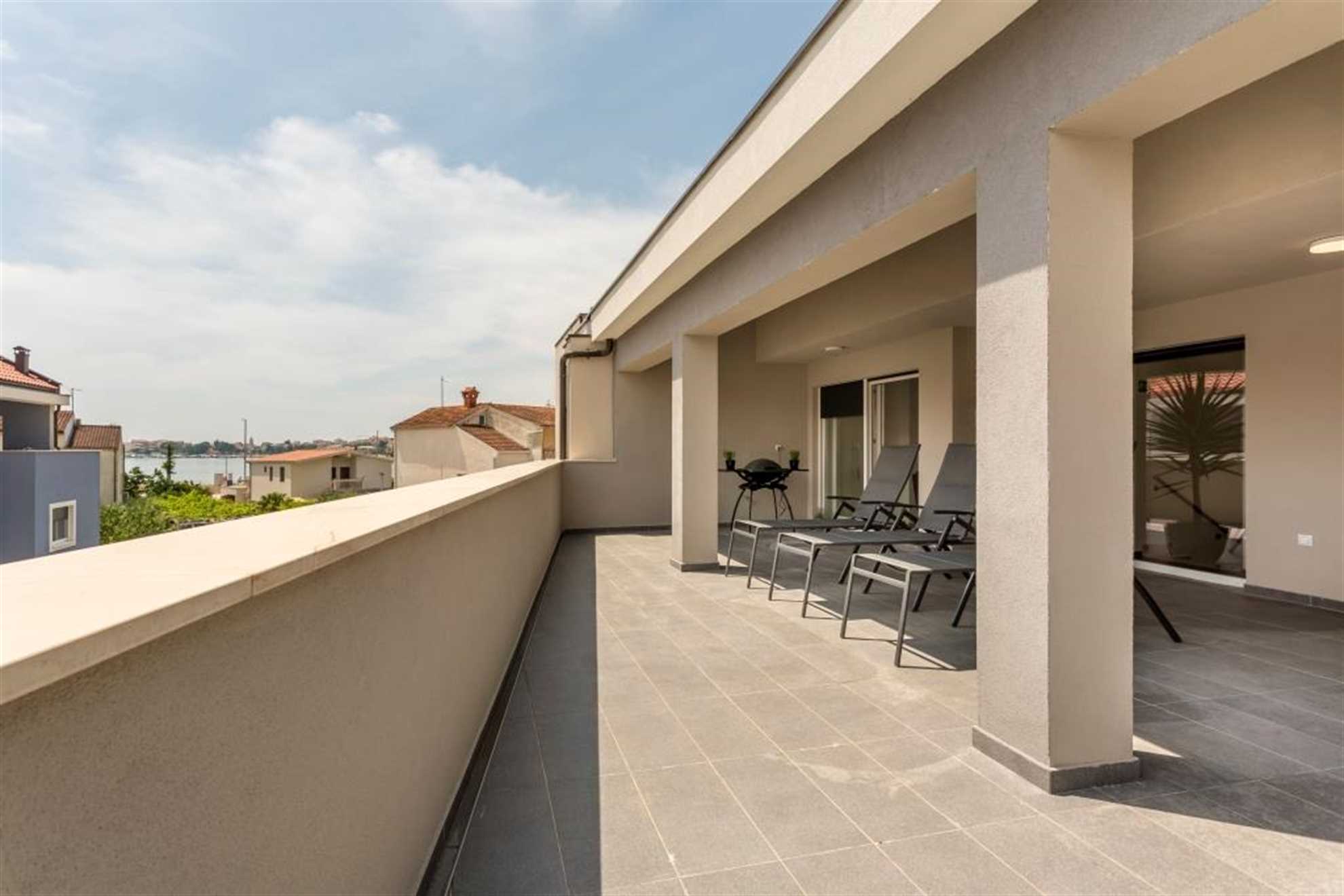Beach residence with pool and sea view - Penthouse apartment H7