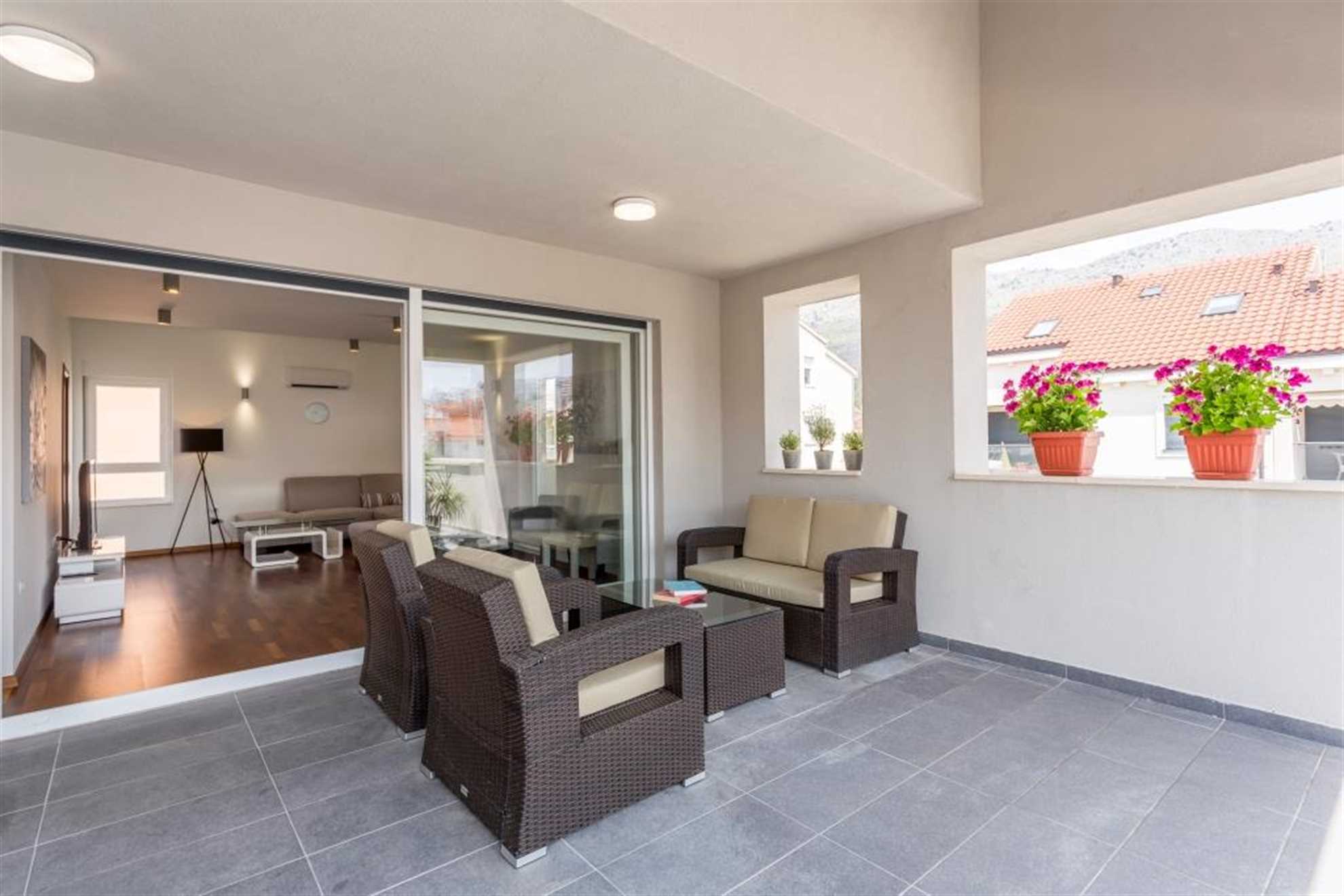 Beach residence with pool and sea view - Penthouse apartment H7