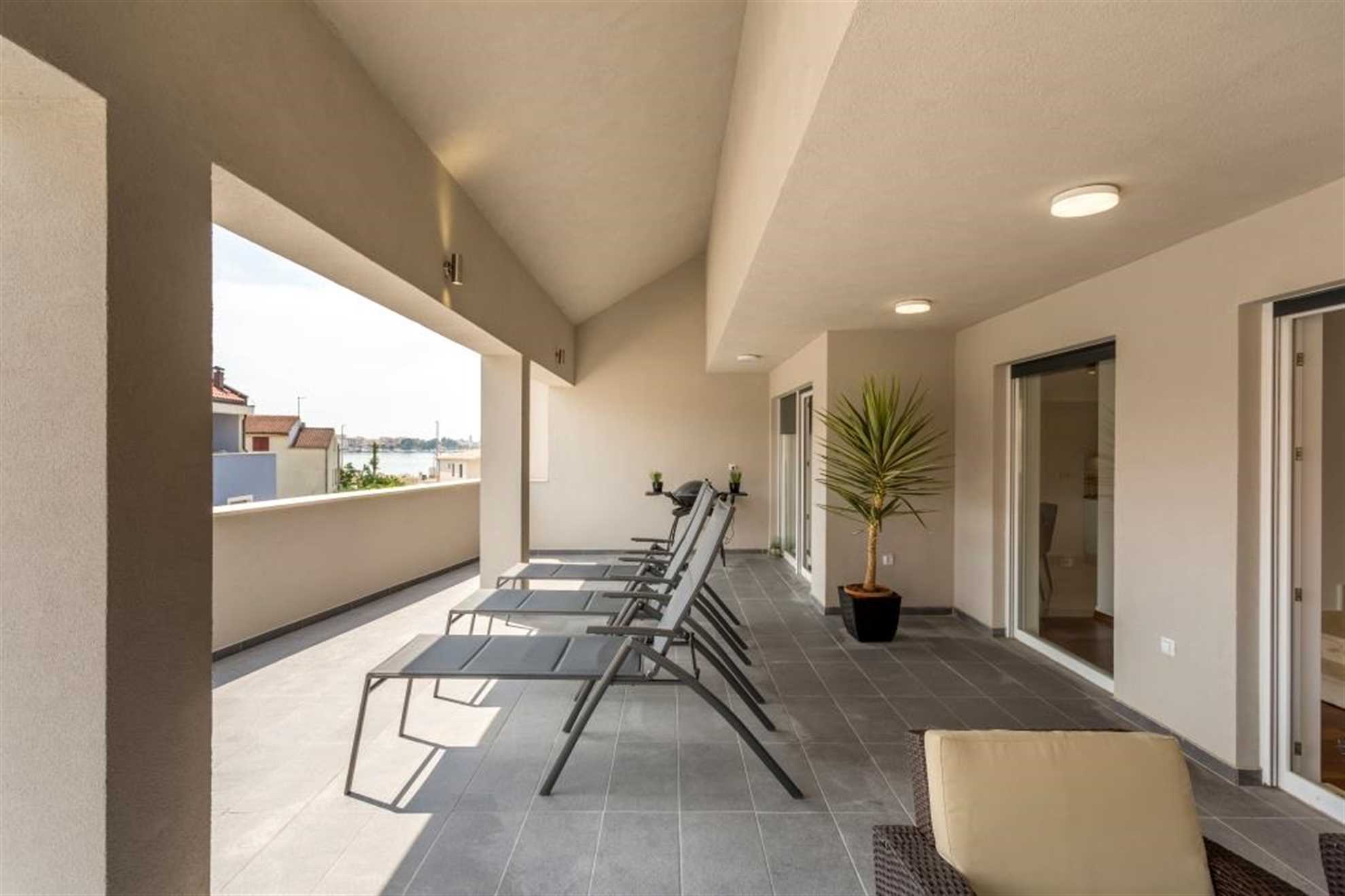 Beach residence with pool and sea view - Penthouse apartment H7
