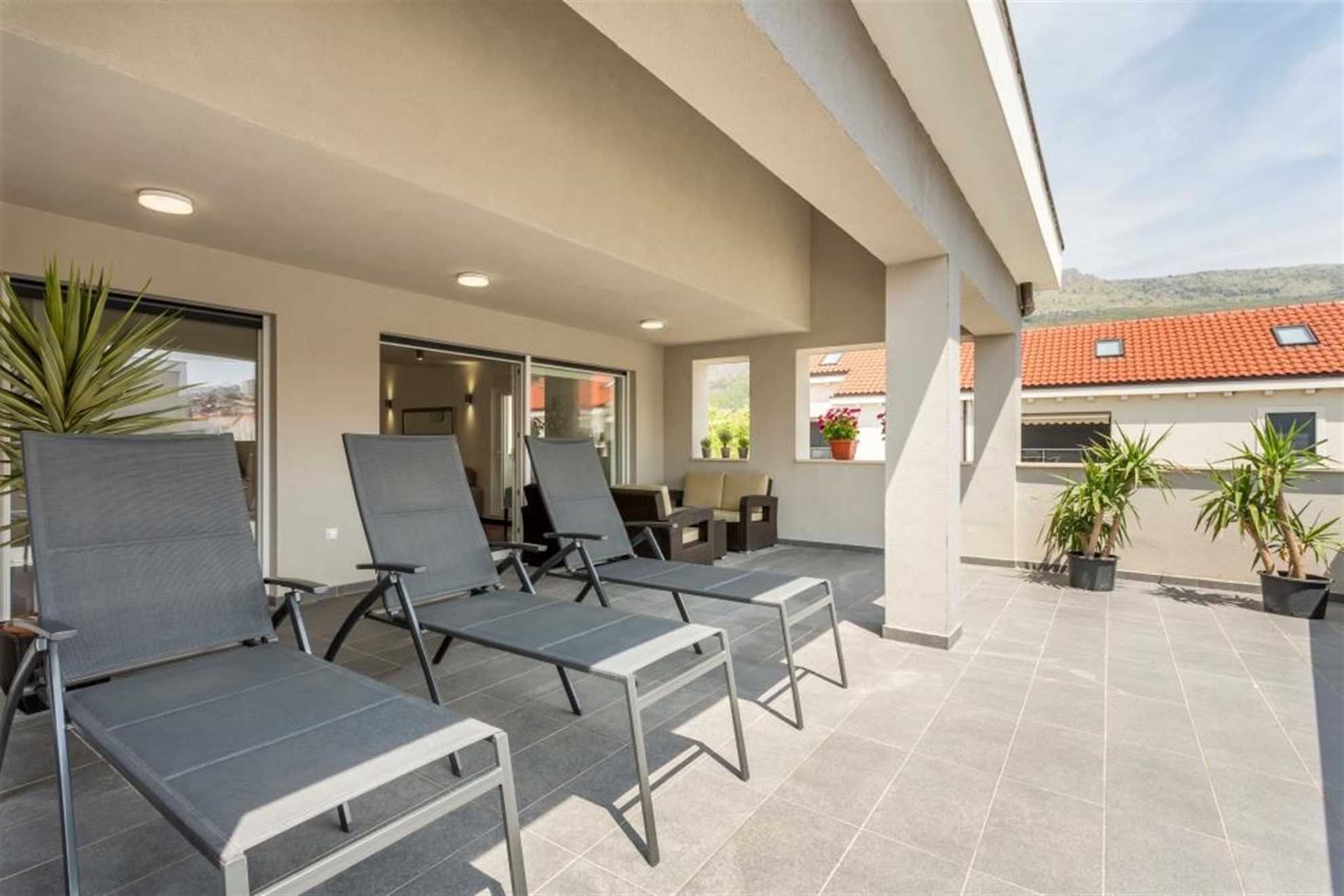Beach residence with pool and sea view - Penthouse apartment H7