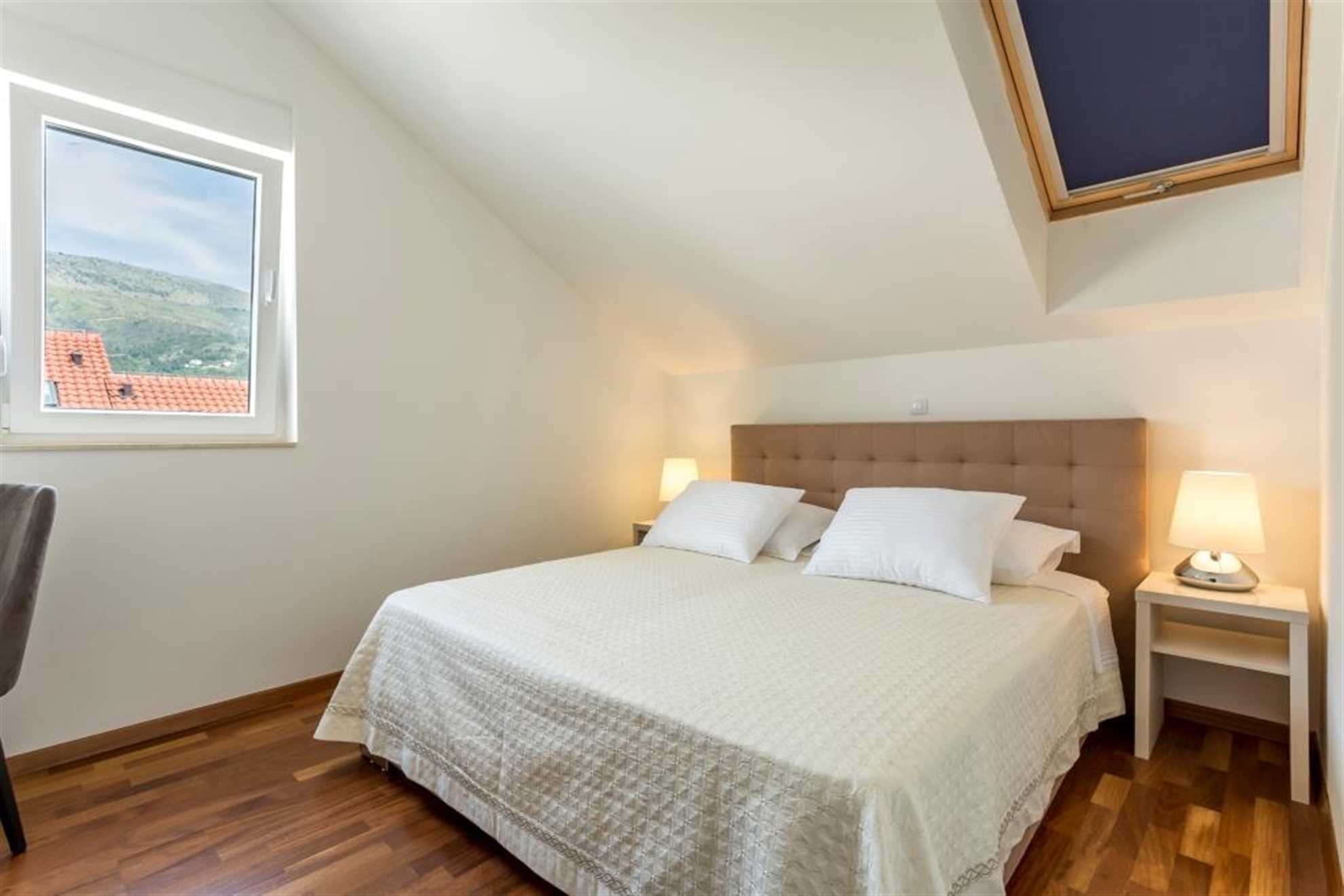 Beach residence with pool and sea view - Penthouse apartment H7