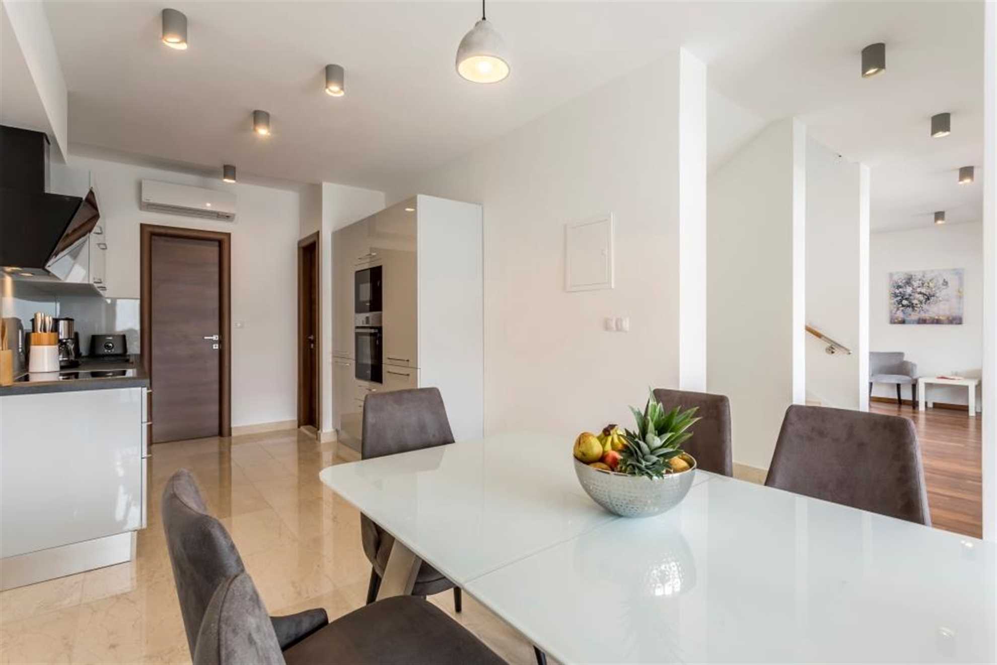 Beach residence with pool and sea view - Penthouse apartment H7
