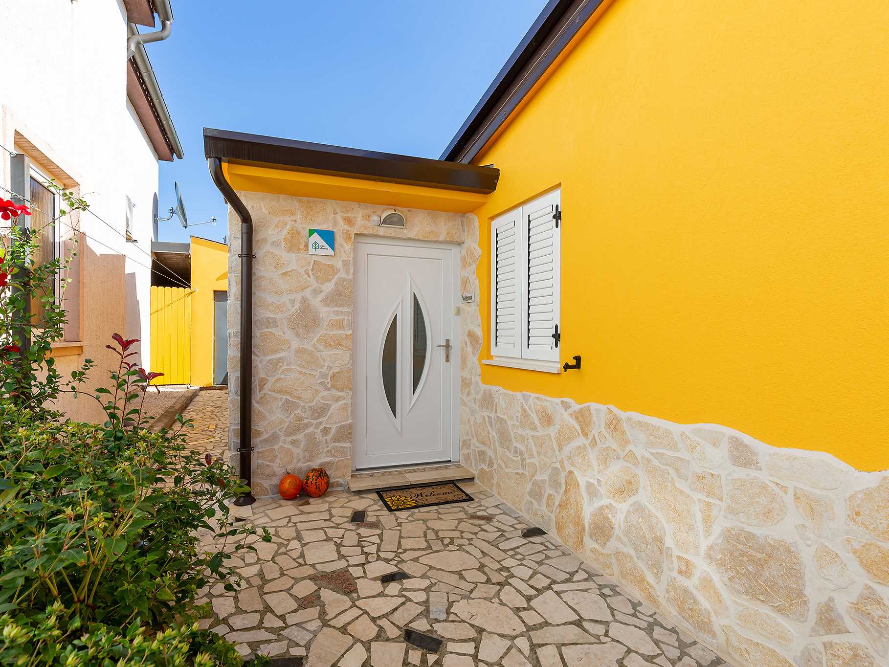 Apartment Nik, whirpool on terrace, BBC, garden, sun loungers, parking, near sea