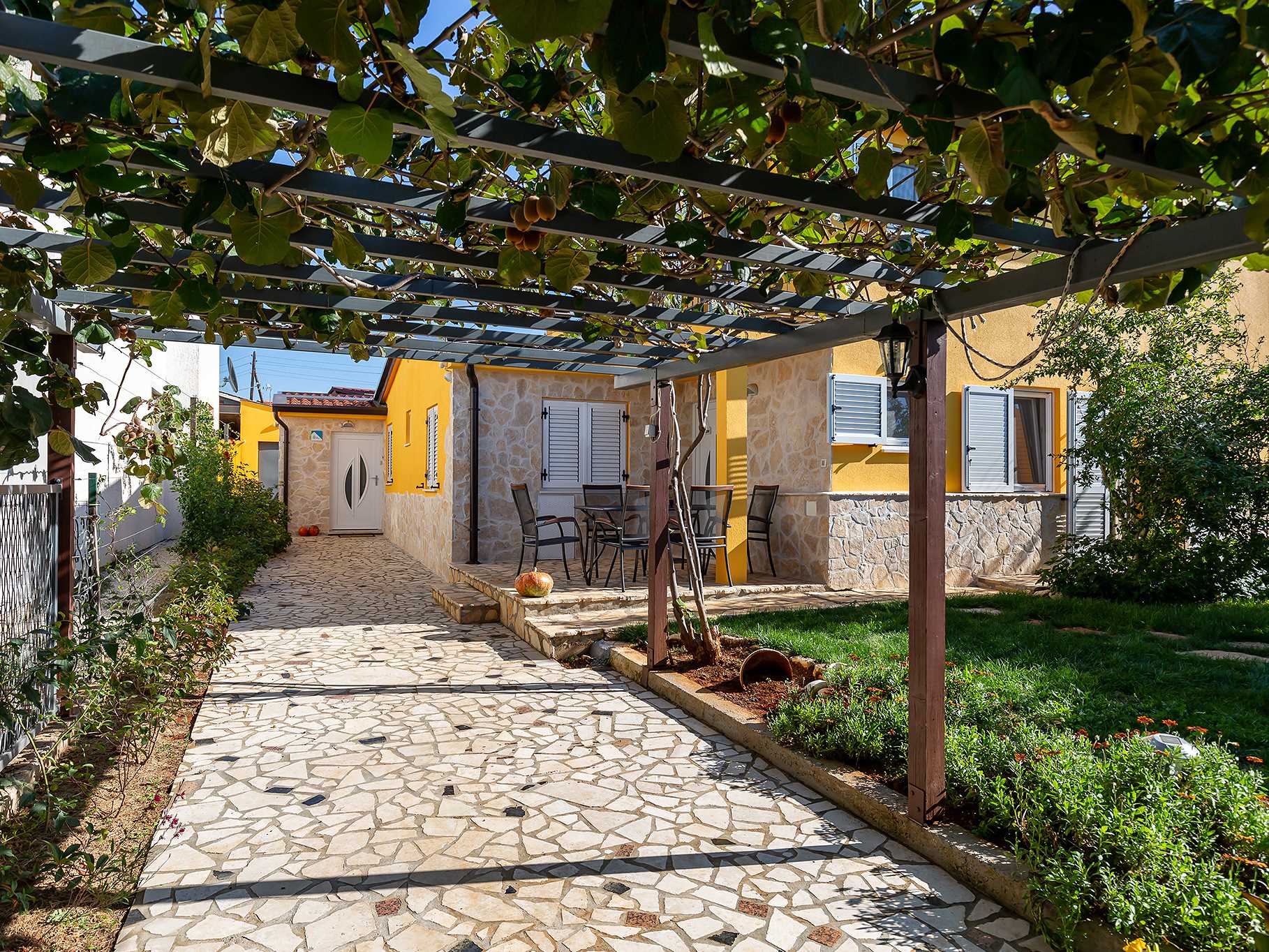 Apartment Nik, whirpool on terrace, BBC, garden, sun loungers, parking, near sea