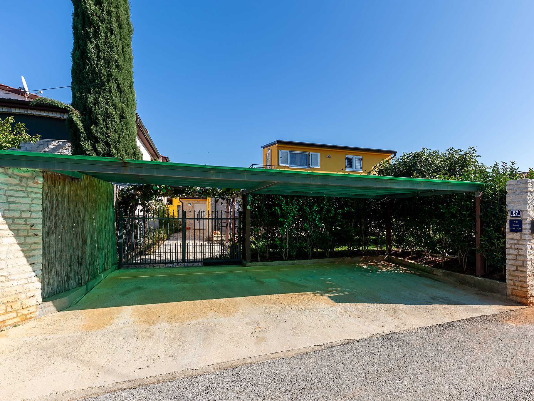 Apartment Nik, whirpool on terrace, BBC, garden, sun loungers, parking, near sea