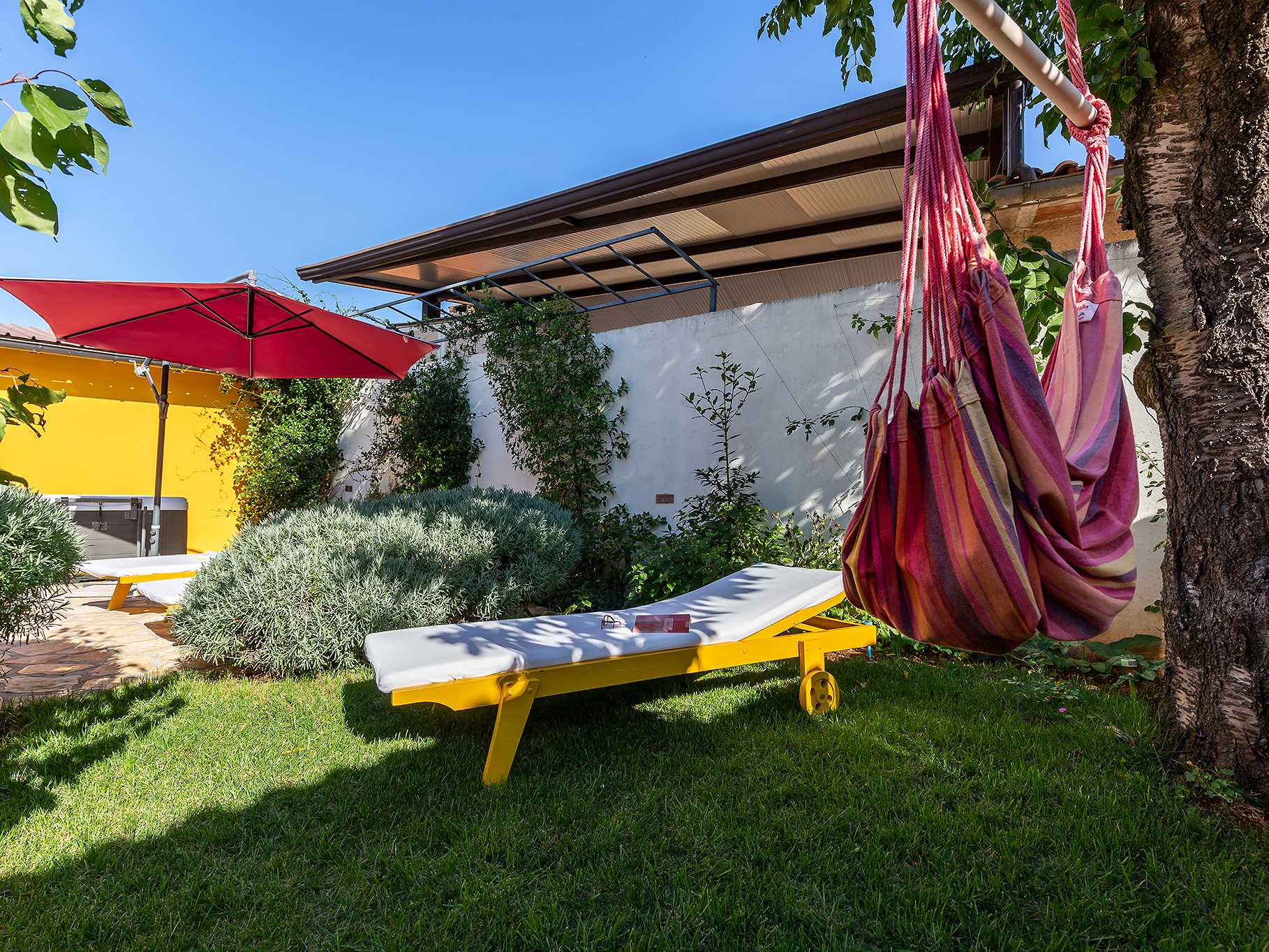 Apartment Nik, whirpool on terrace, BBC, garden, sun loungers, parking, near sea