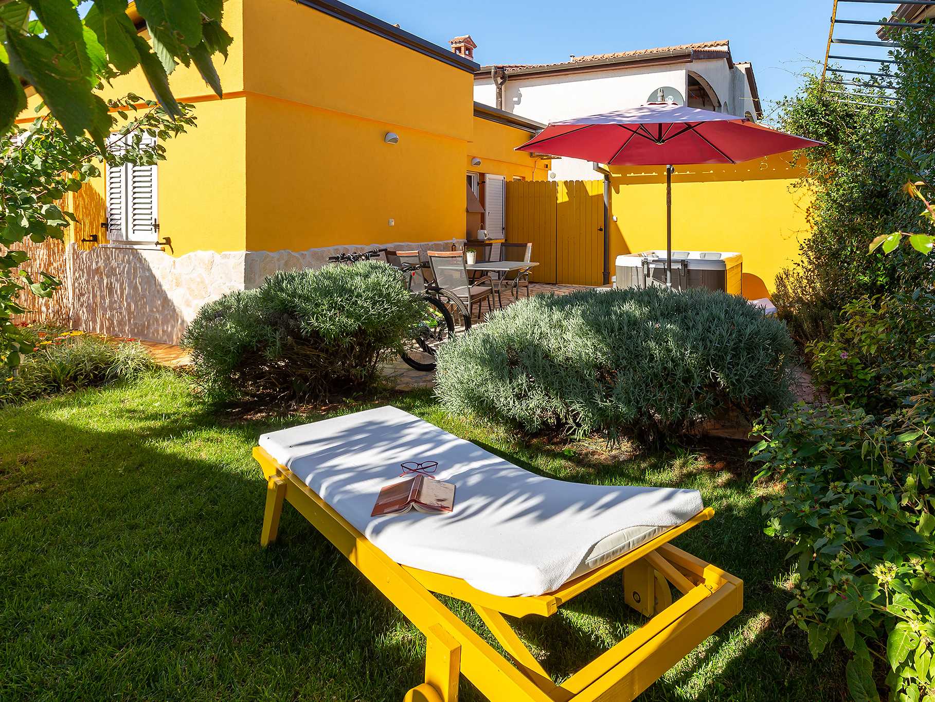 Apartment Nik, whirpool on terrace, BBC, garden, sun loungers, parking, near sea