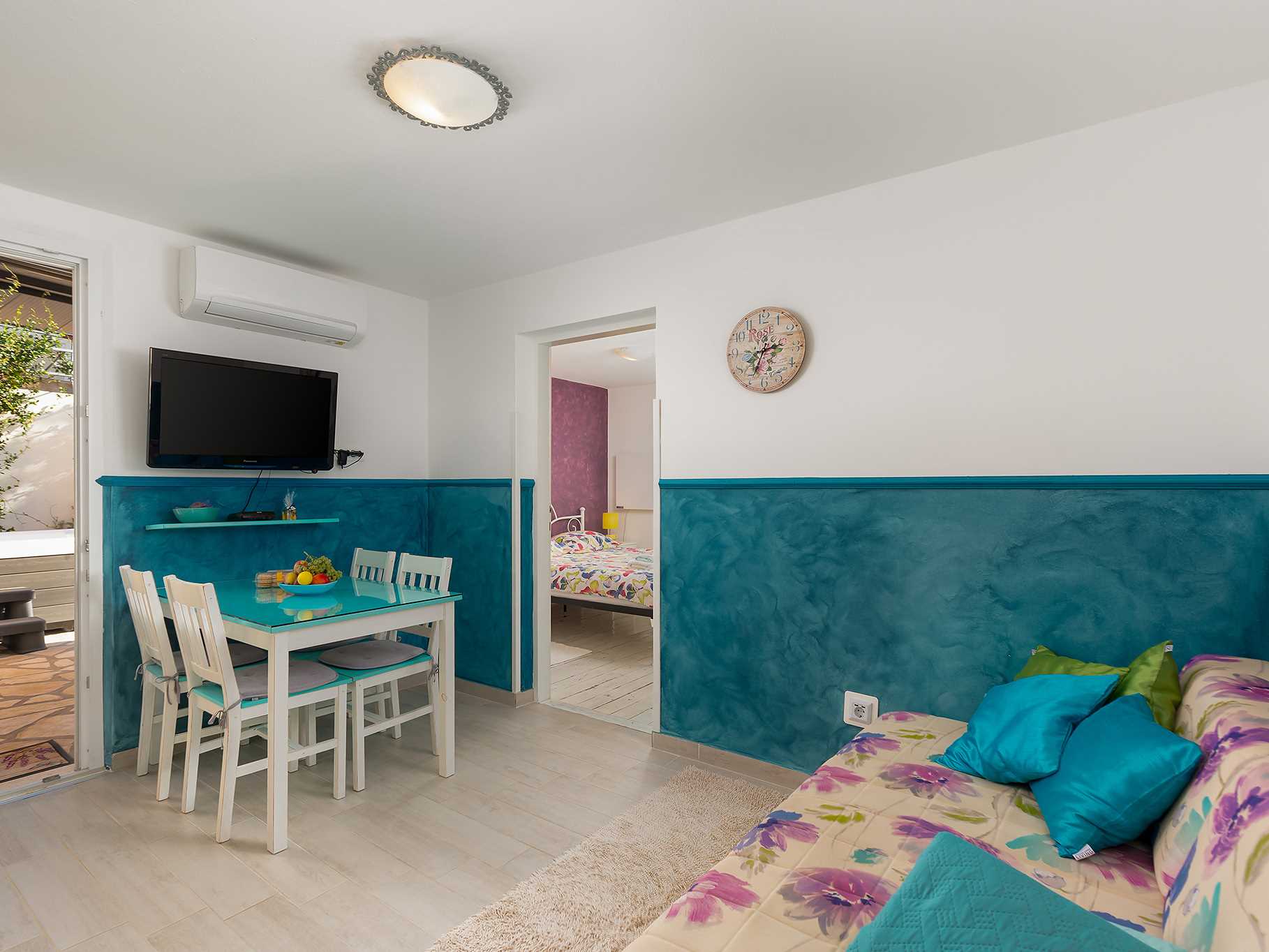 Apartment Nik, whirpool on terrace, BBC, garden, sun loungers, parking, near sea