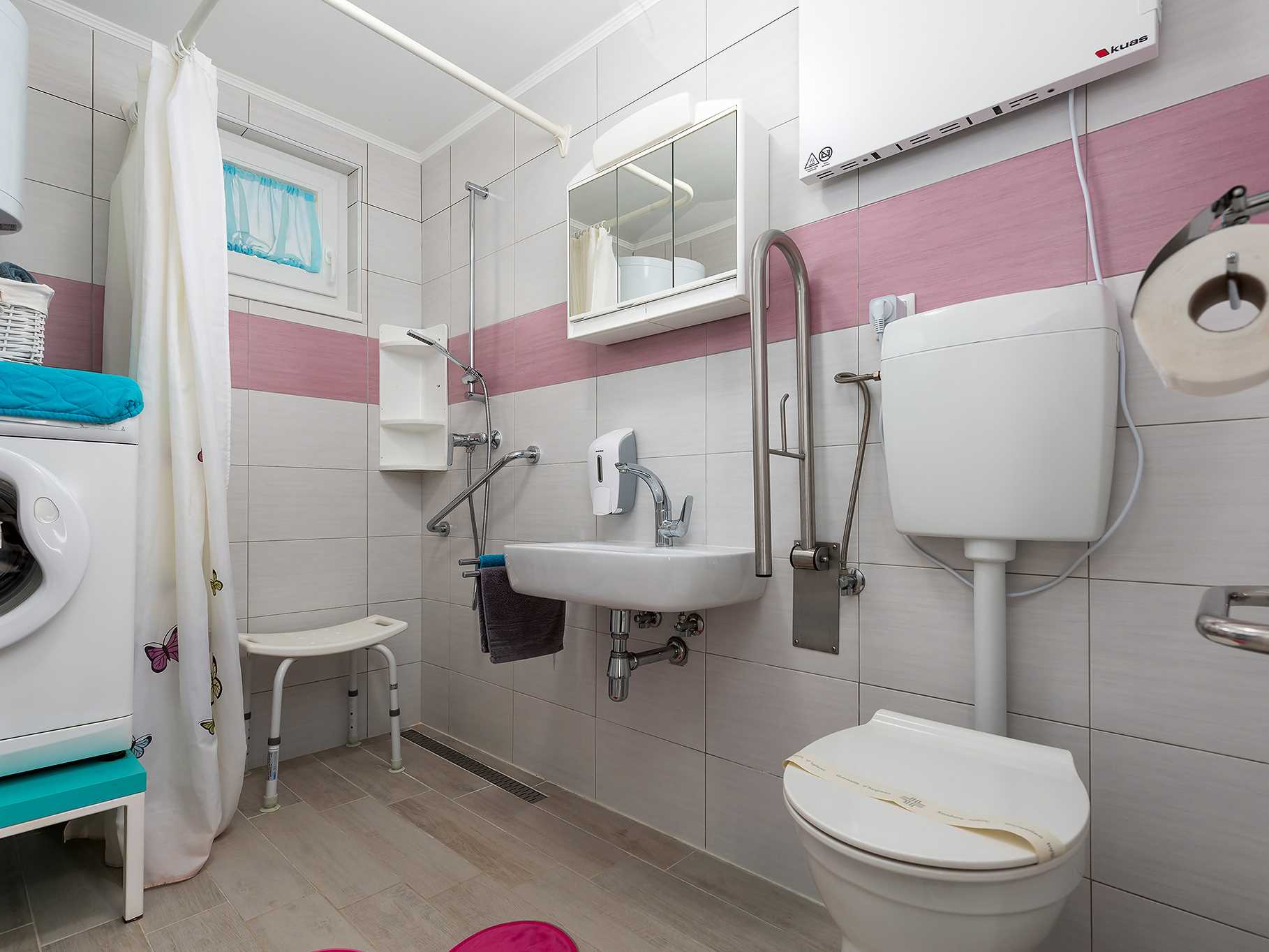 Apartment Nik, whirpool on terrace, BBC, garden, sun loungers, parking, near sea