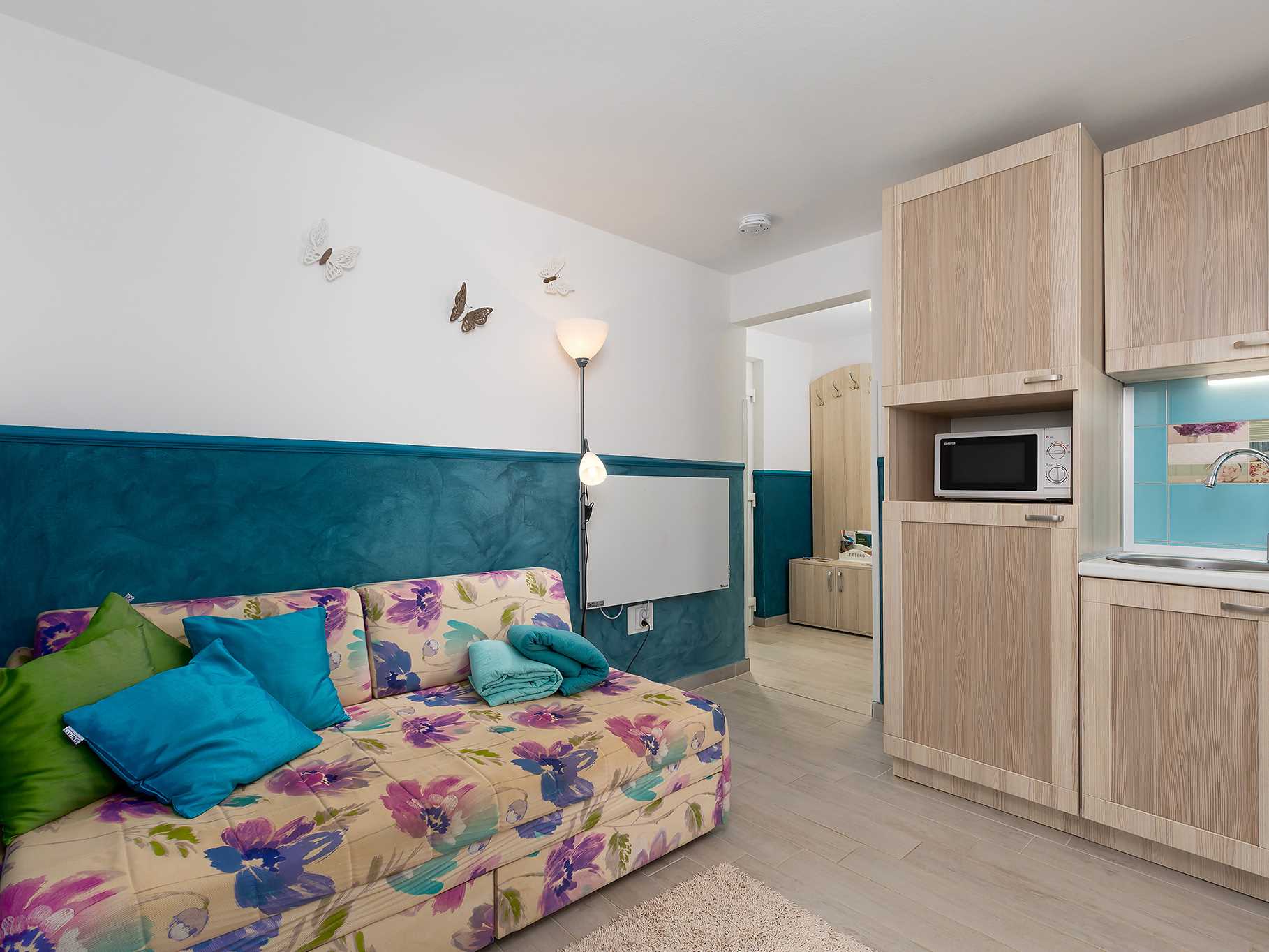 Apartment Nik, whirpool on terrace, BBC, garden, sun loungers, parking, near sea