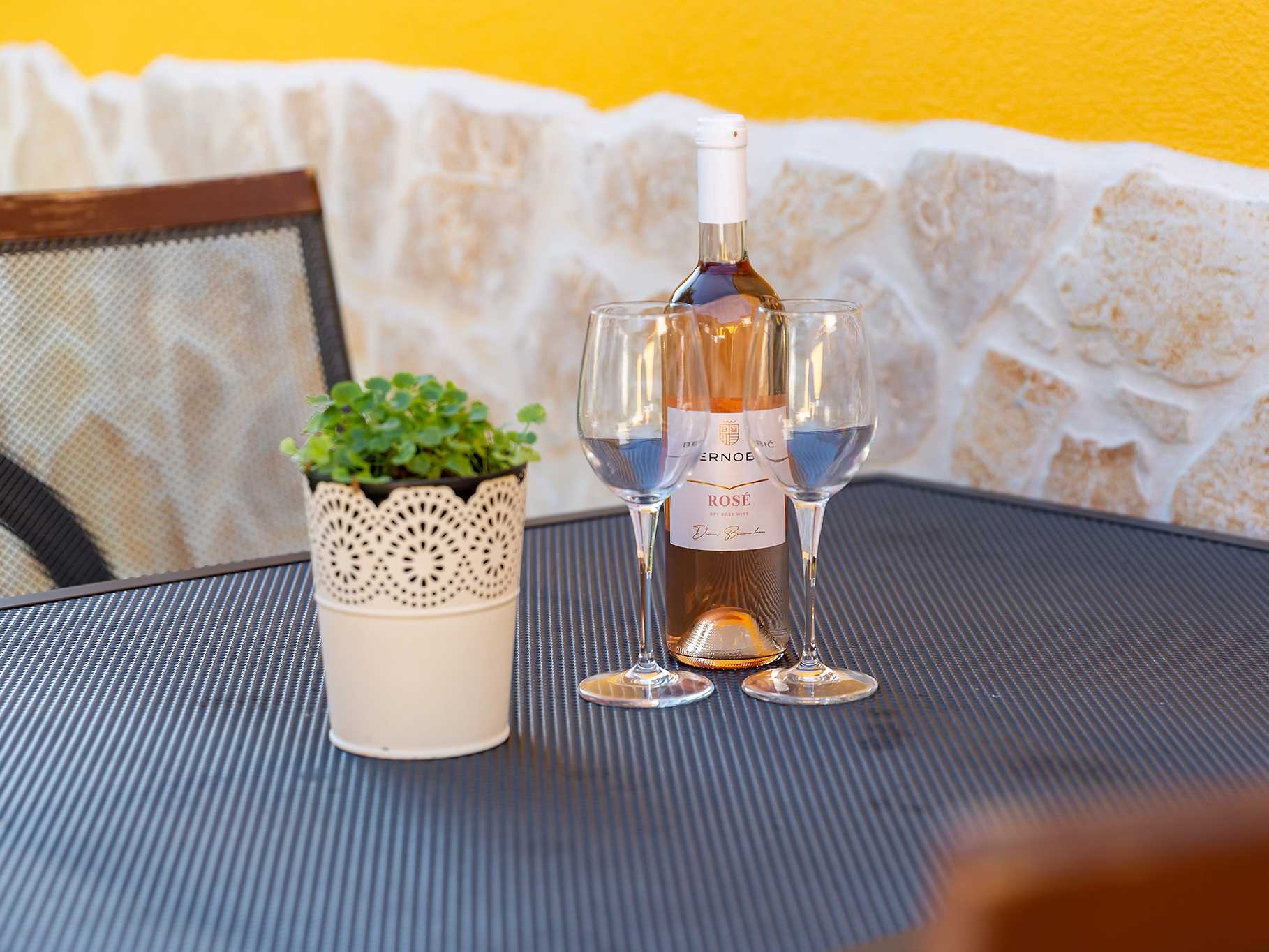 Apartment Nik, whirpool on terrace, BBC, garden, sun loungers, parking, near sea