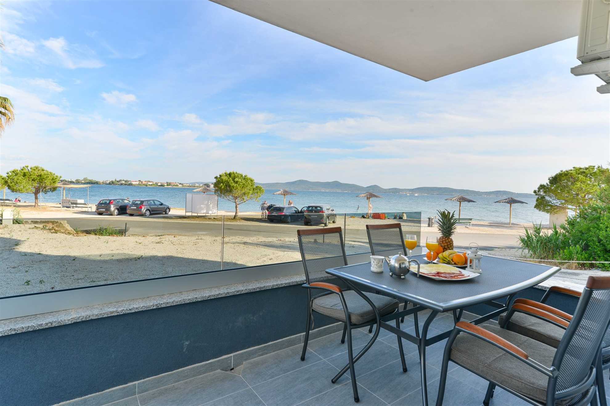 CROWONDER Sunny Bay Beachfront Apartment A2 - ground floor